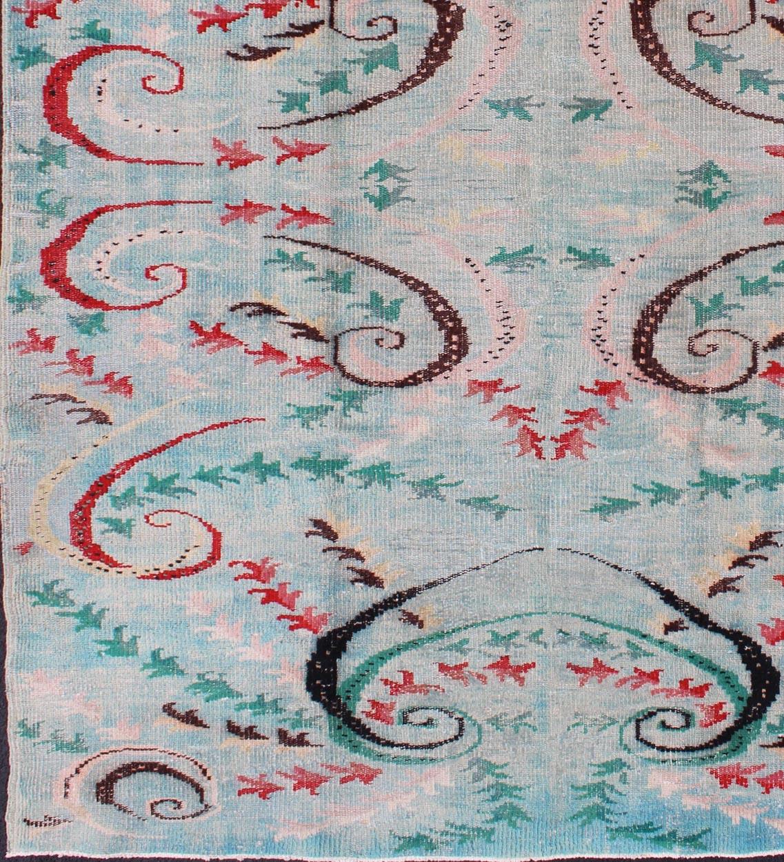 Moderner Teppich aus der Jahrhundertmitte in Blautönen mit Akzentfarben in Schwarz und Rosa, Teppich/ tu-mtu-136058,  Moderner Teppich aus der Jahrhundertmitte in Blautönen mit Akzentfarben in Rot, Schwarz, Rosa, Grün und Braun.
Dieser Mid-Century