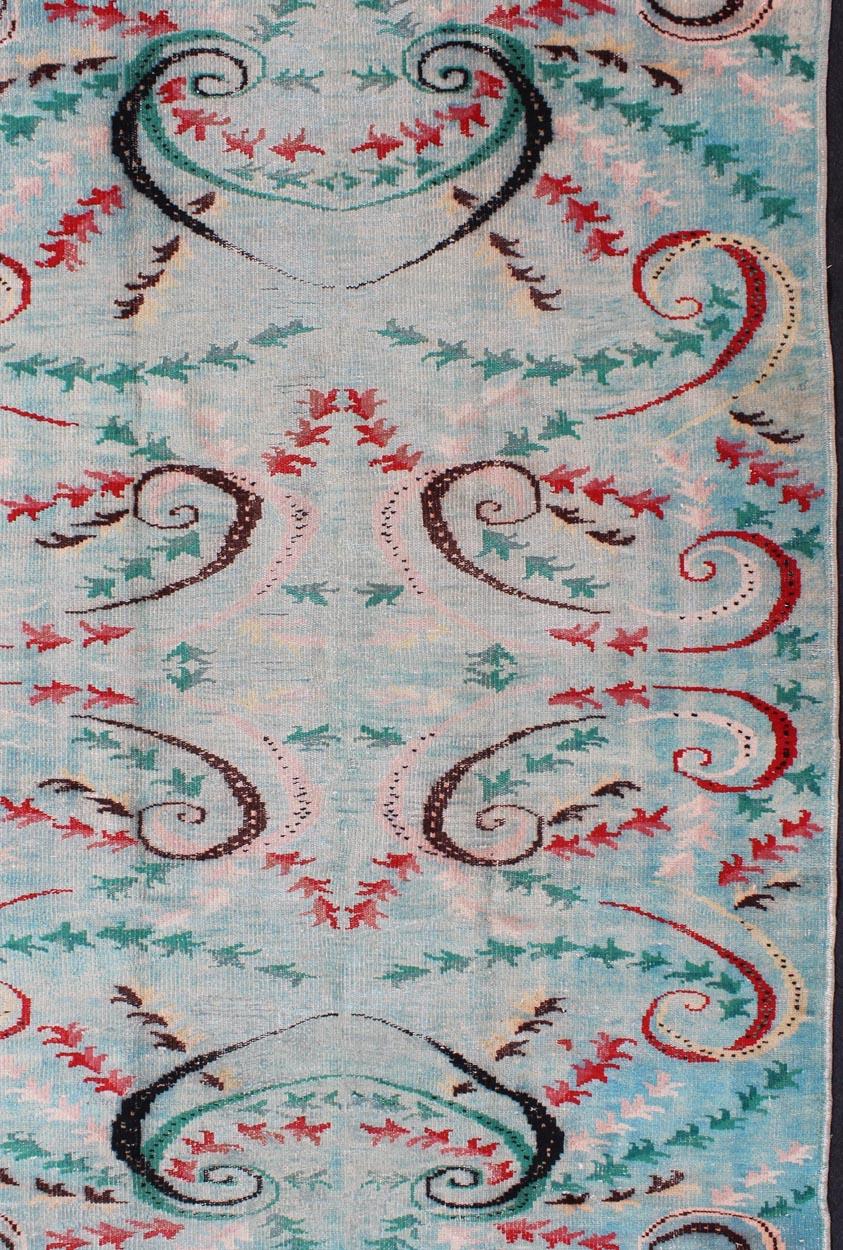 Mid-Century Modern-Teppich in Blautönen mit Akzentfarben in Schwarz und Rosa (Türkisch) im Angebot