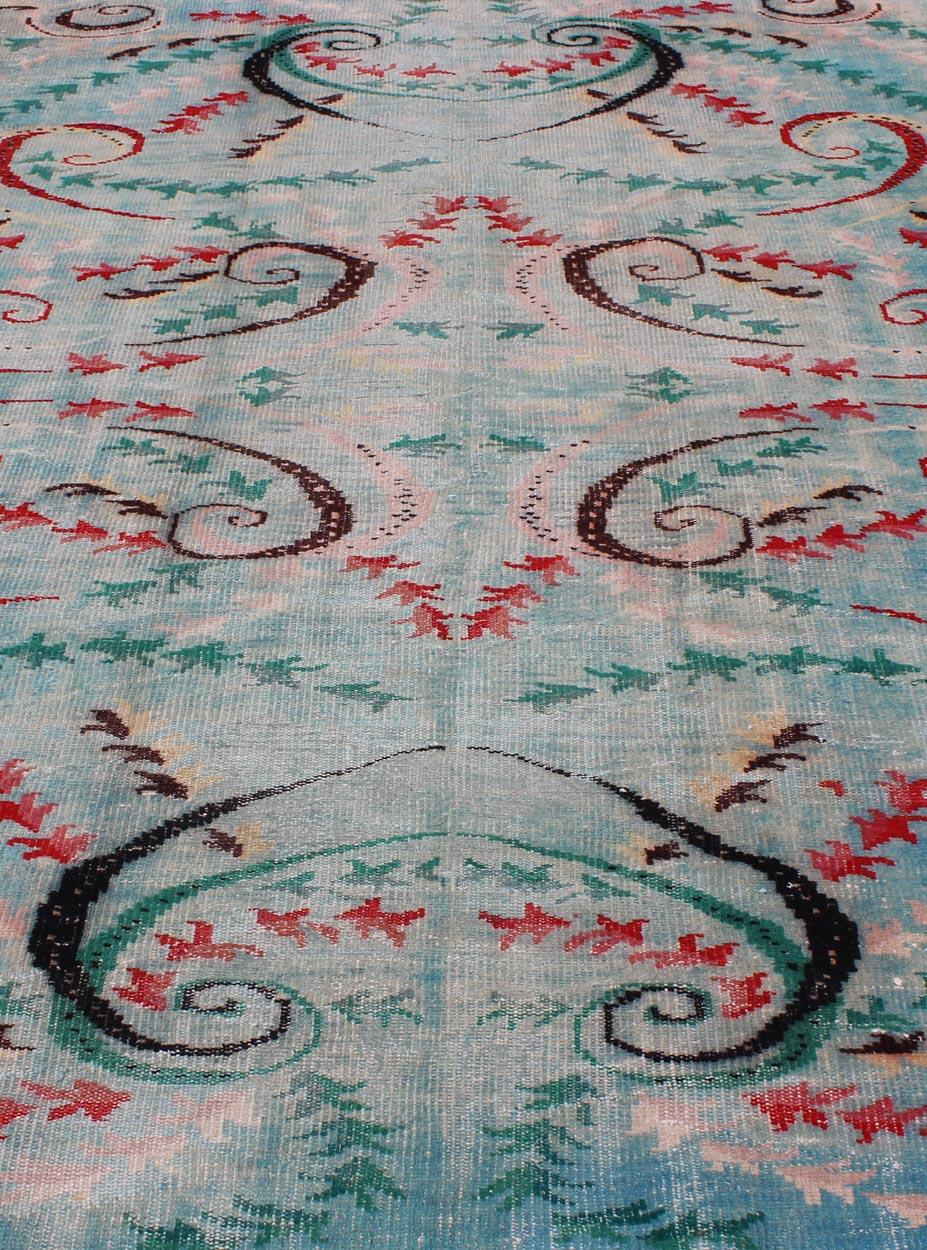 Mid-Century Modern-Teppich in Blautönen mit Akzentfarben in Schwarz und Rosa im Angebot 1