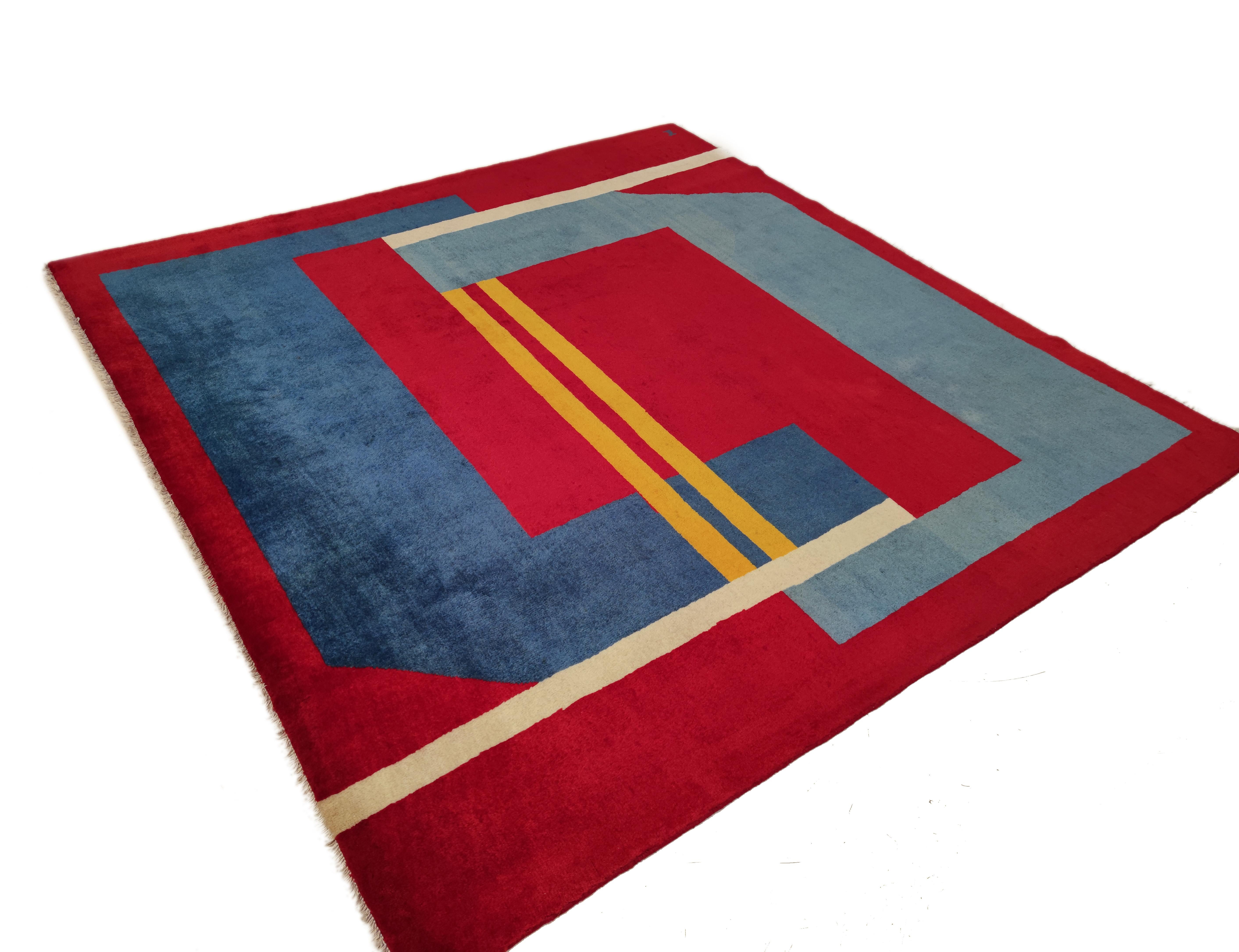 Dieser Teppich gehört zu einer seltenen Gruppe zentralasiatischer Knüpfungen, die vom lokalen Mäzenatentum auf dem Höhepunkt des europäischen Modernismus in Auftrag gegeben wurden. Hier umgeht das Muster jede Verbindung zur Vergangenheit und umfasst