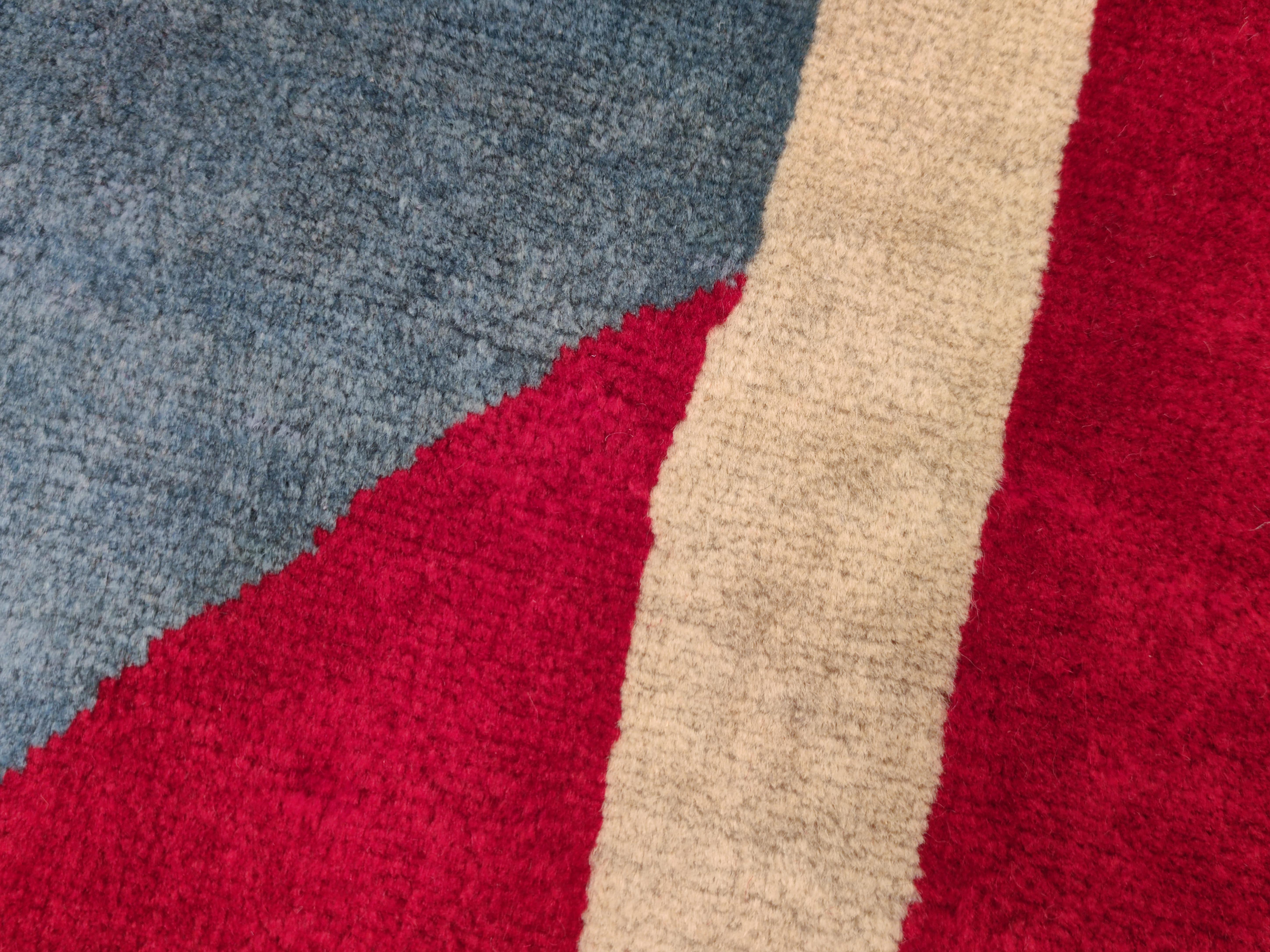 Moderner Teppich aus der Jahrhundertmitte mit abstraktem geometrischem Design (Handgeknüpft) im Angebot