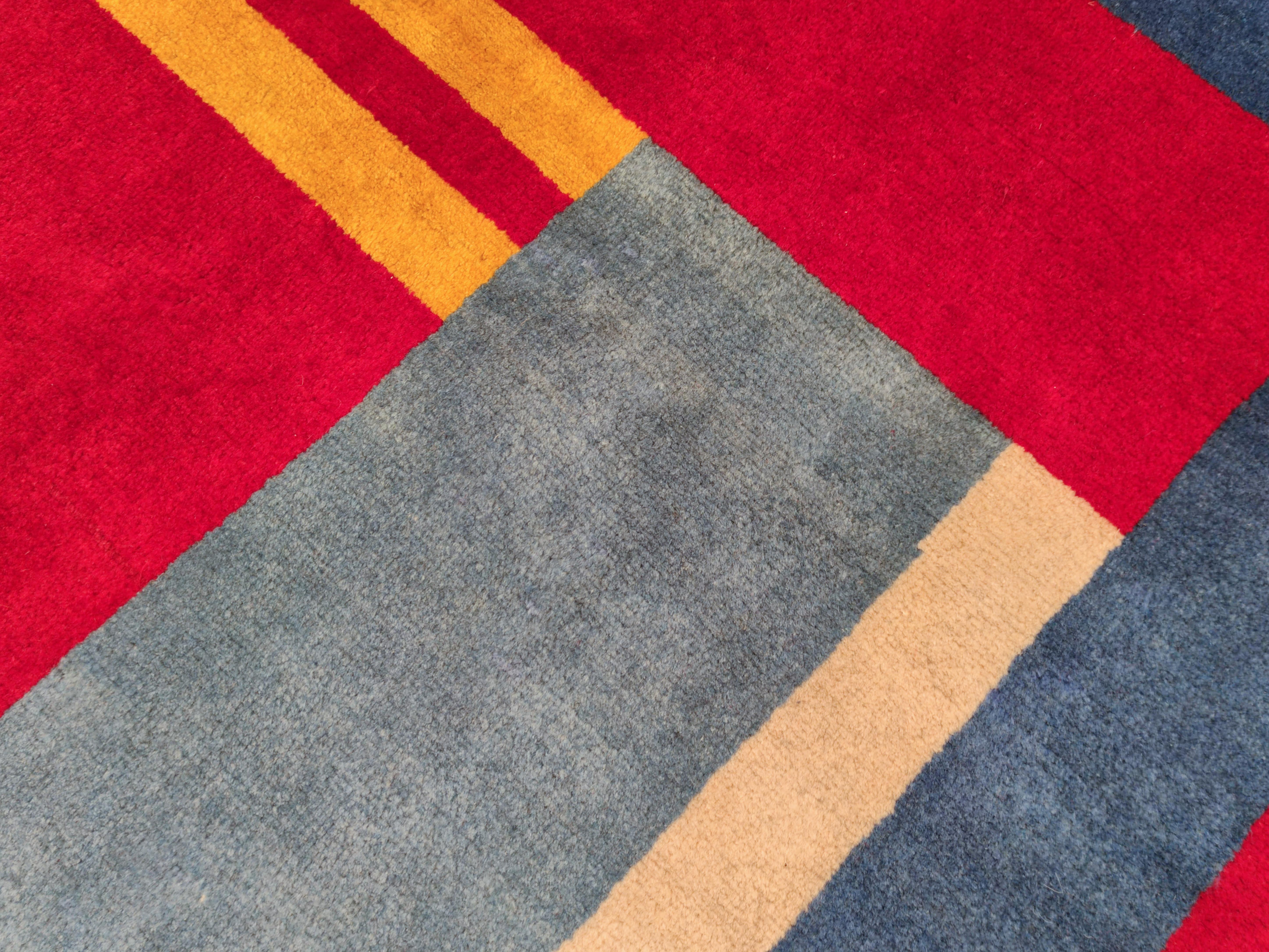 Moderner Teppich aus der Jahrhundertmitte mit abstraktem geometrischem Design im Zustand „Hervorragend“ im Angebot in Milan, IT