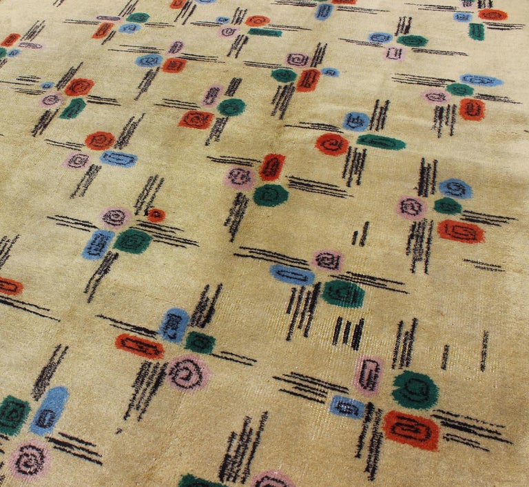 MidCentury Modern Rug with AllOver Blossom Pattern on Cream Field For