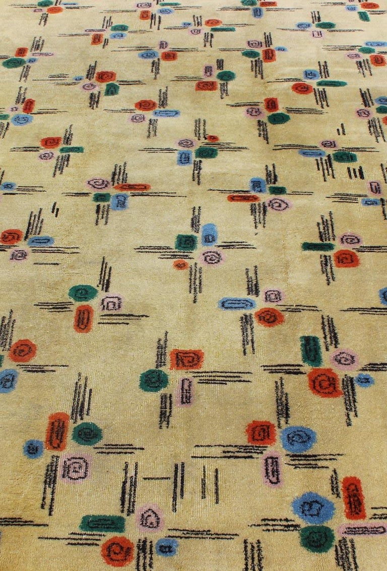 MidCentury Modern Rug with AllOver Blossom Pattern on Cream Field For