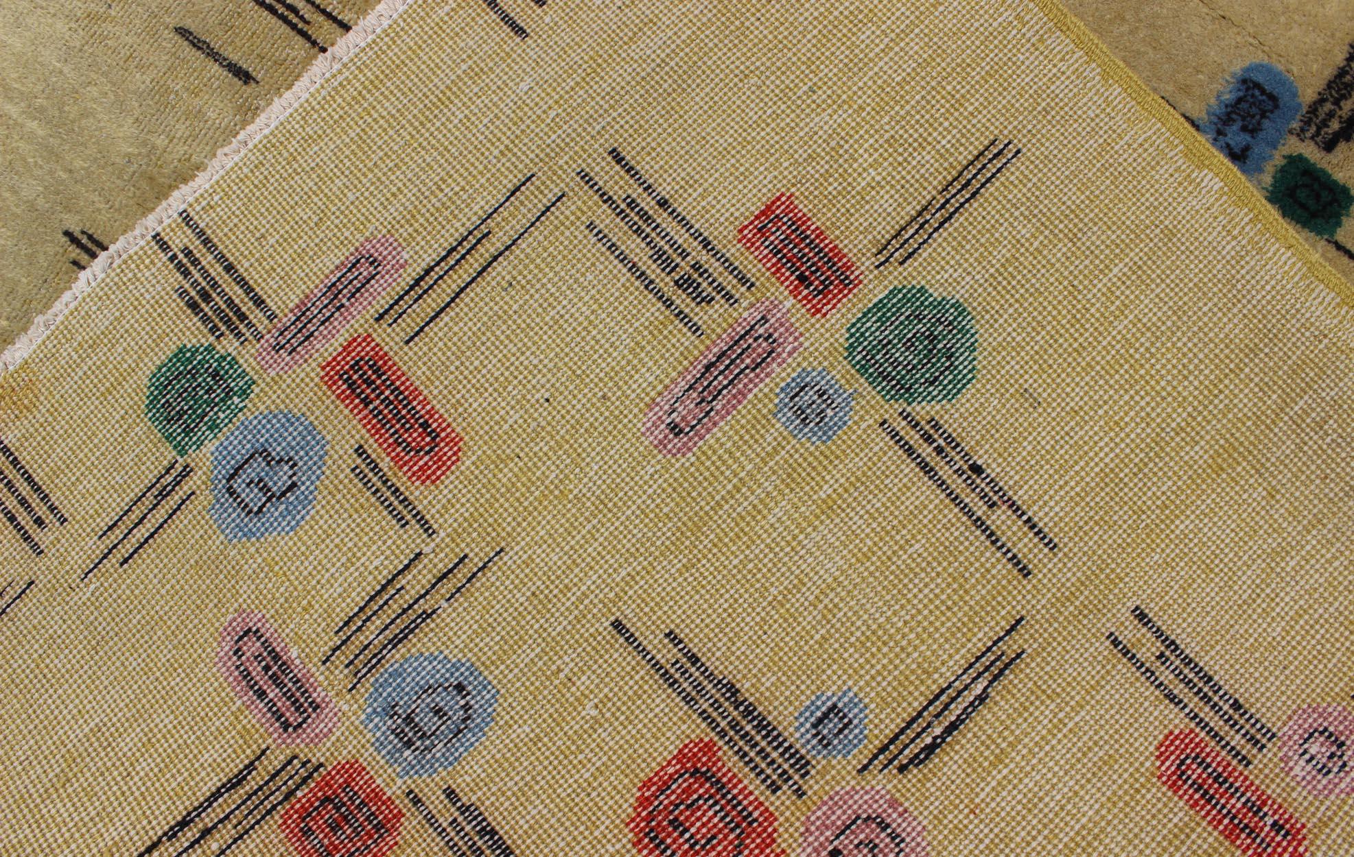 Tapis moderne du milieu du siècle dernier avec motif de fleurs sur toute sa surface, jaune pâle et crème en vente 4