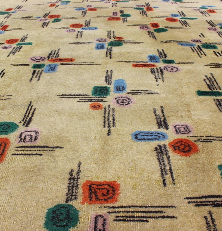 MidCentury Modern Rug with AllOver Blossom Pattern on Cream Field For