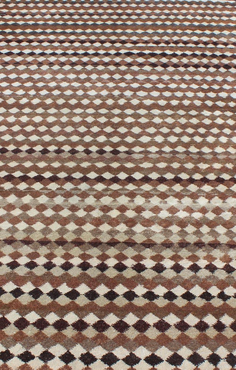 Mid-Century Modern Rug with All-Over Checkerboard Pattern in Multi Brown Tones In Excellent Condition For Sale In Atlanta, GA