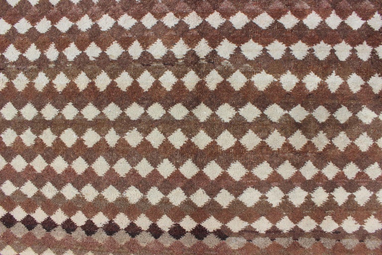 MidCentury Modern Rug with AllOver Horizontal Diamond Pattern in