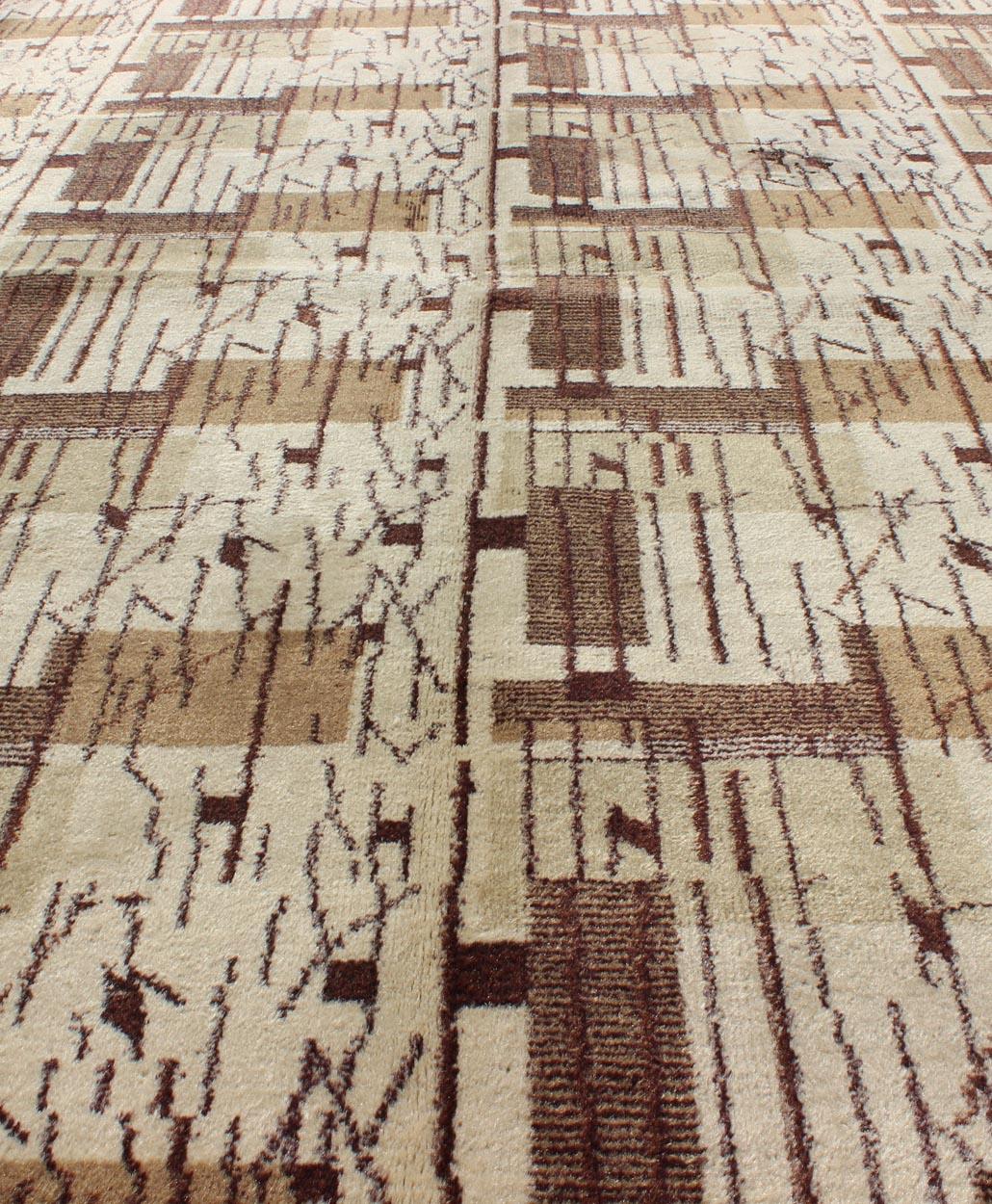 20ième siècle Tapis moderne du milieu du siècle dernier à rayures et blocs arqués dans des tons de brun en vente