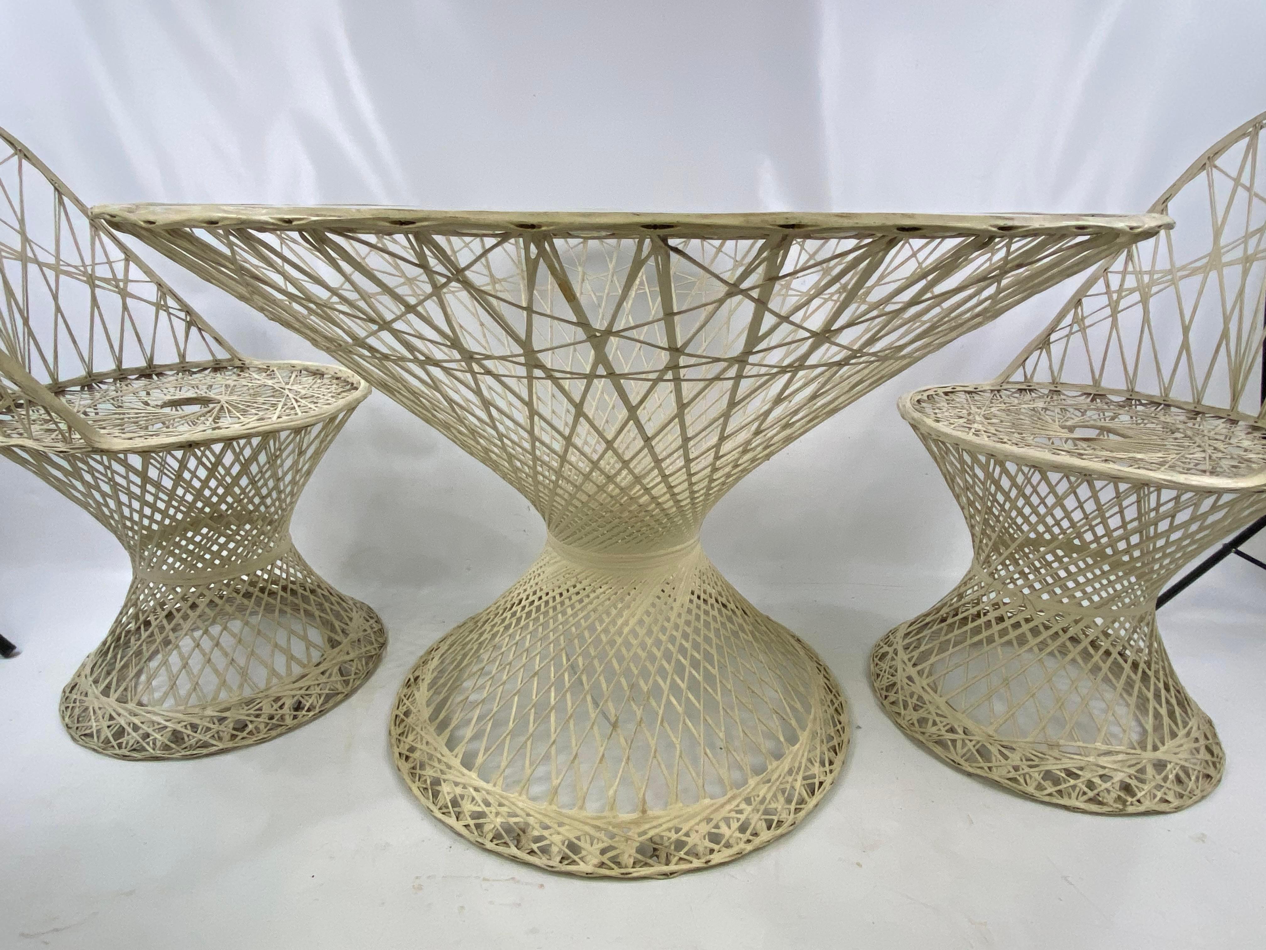 Table et chaises en fibre de verre Russel Woodard, moderne du milieu du siècle, 4 pièces
Mesures du tableau. Hauteur 28,5