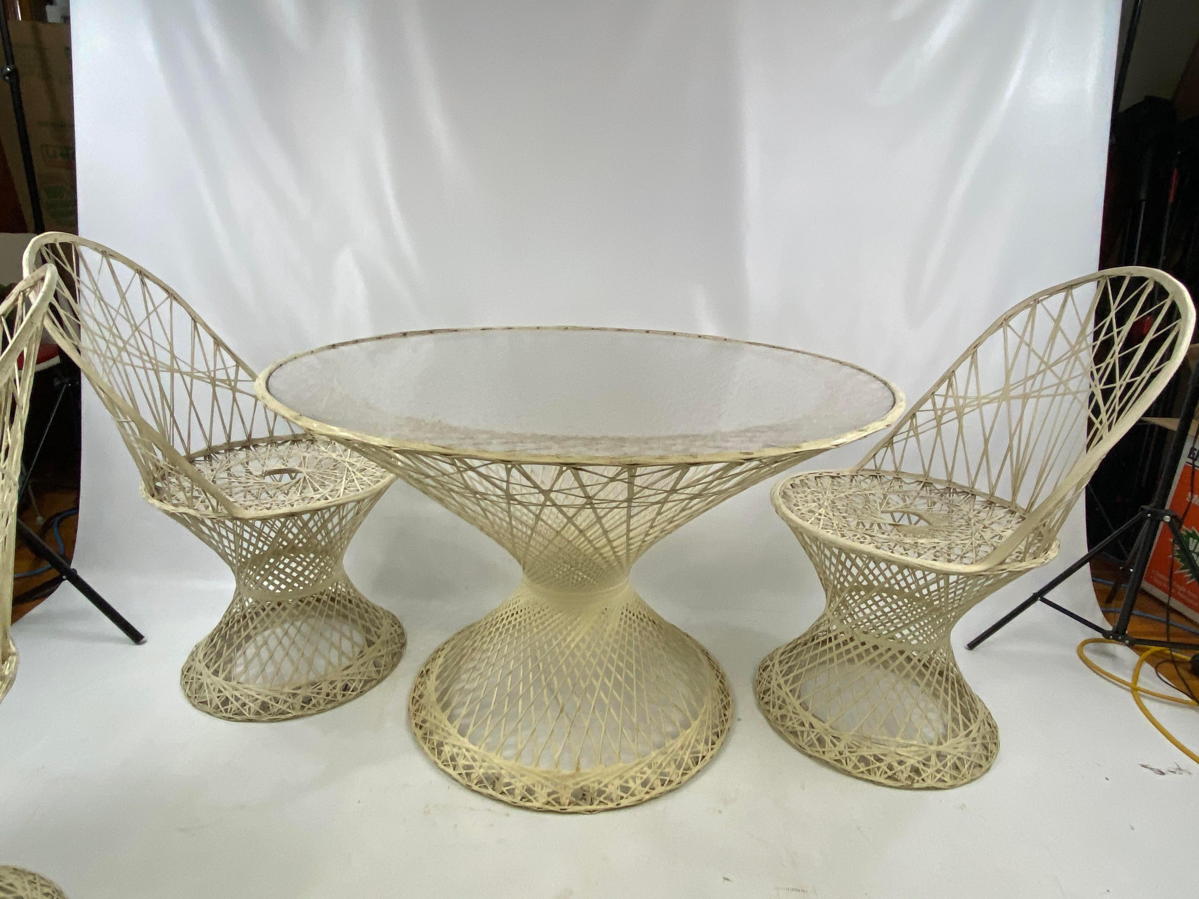 Américain Table et chaises en fibre de verre Russel Woodard, 4 pièces, de style moderne du milieu du siècle dernier en vente