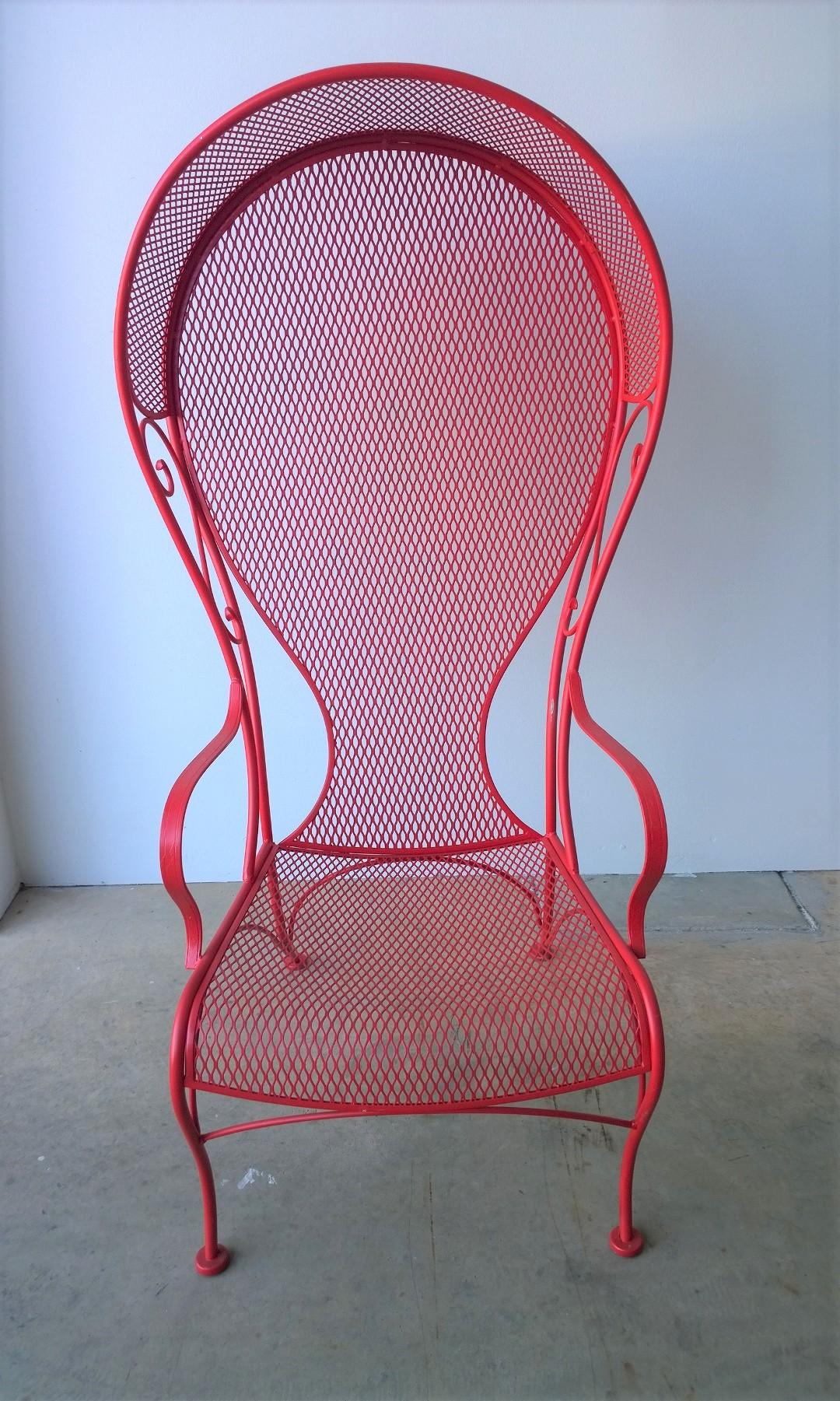 Offered is a Mid-Century Modern Russell Woodard canopy patio chair. This design for this Woodard Canopy chair is quite rare! The lines of the chair are both lyrical and clean at the same time. Would look fabulous as a statement piece on any patio,