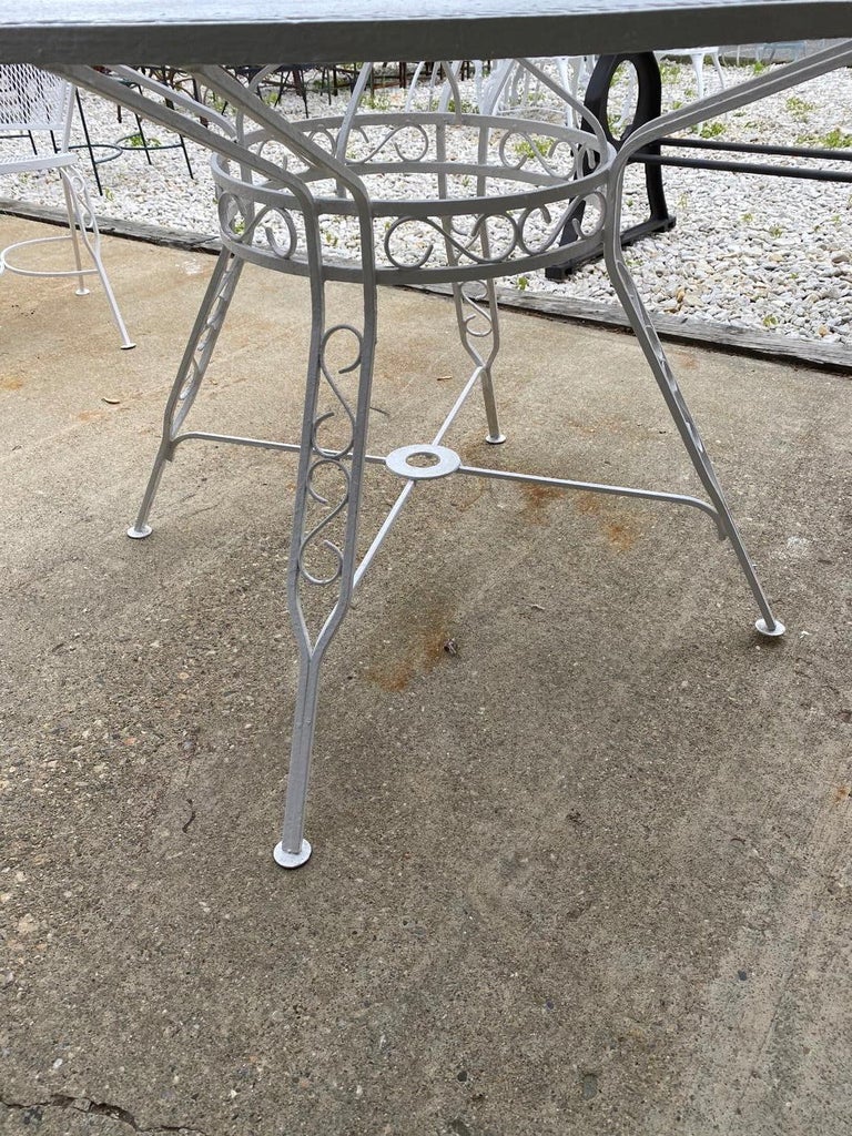 Check Mid-Century Modern Russell Woodard Style Patio Dining Table In Good Condition In Great Barrington, MA