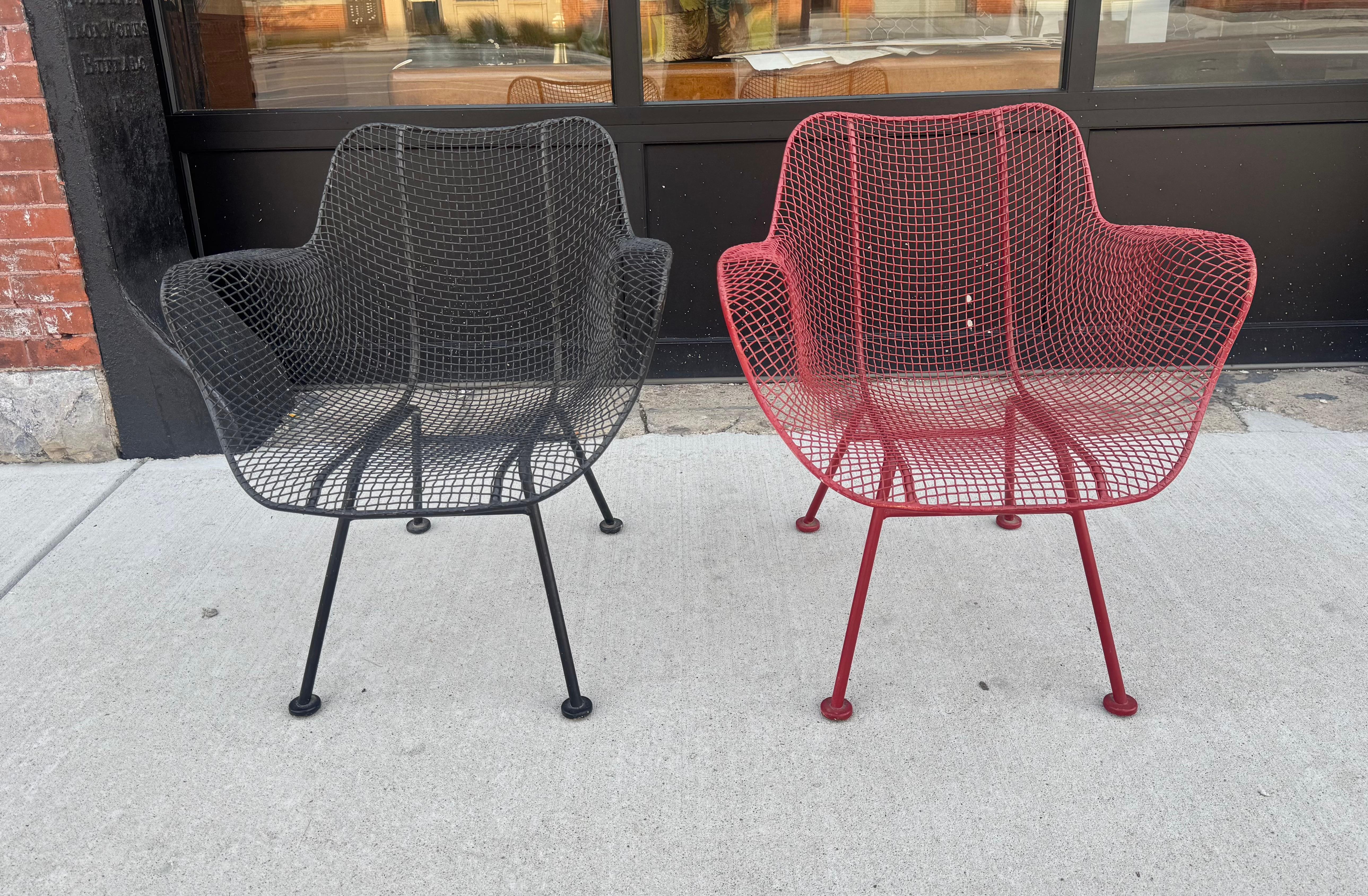 Mid-Century Modern Russell Woodard Sculptura Arm Chairs ,, Interior or exterior,,Great in a garden or living room.  Design/One classique et moderniste,, Deux disponibles... un noir, un rouge... Vente séparée... veuillez indiquer votre préférence de