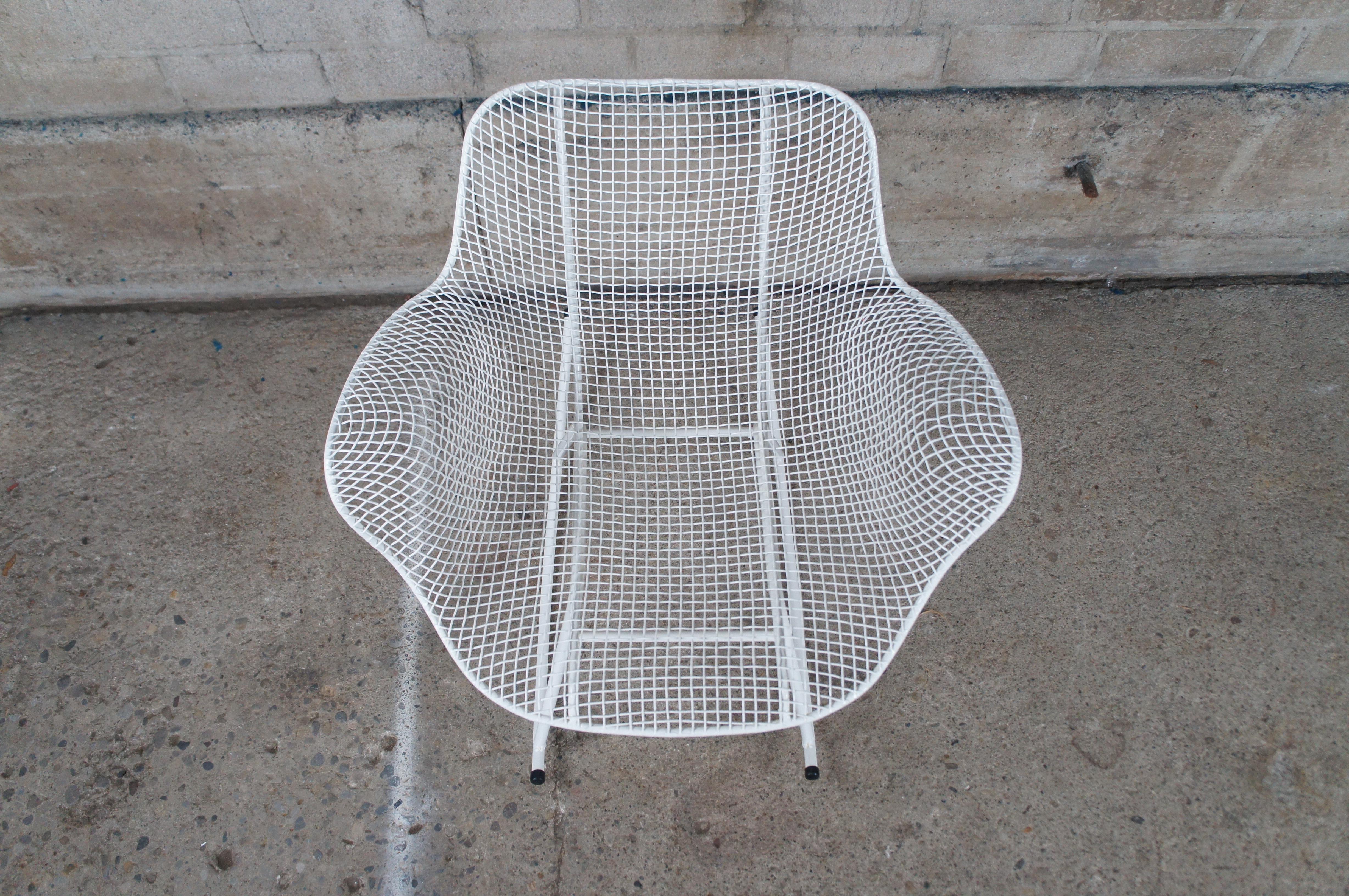 Russell Woodard Mid Century Modern Sculptura Mesh Patio Rocking Arm Chair Rocker In Good Condition For Sale In Dayton, OH