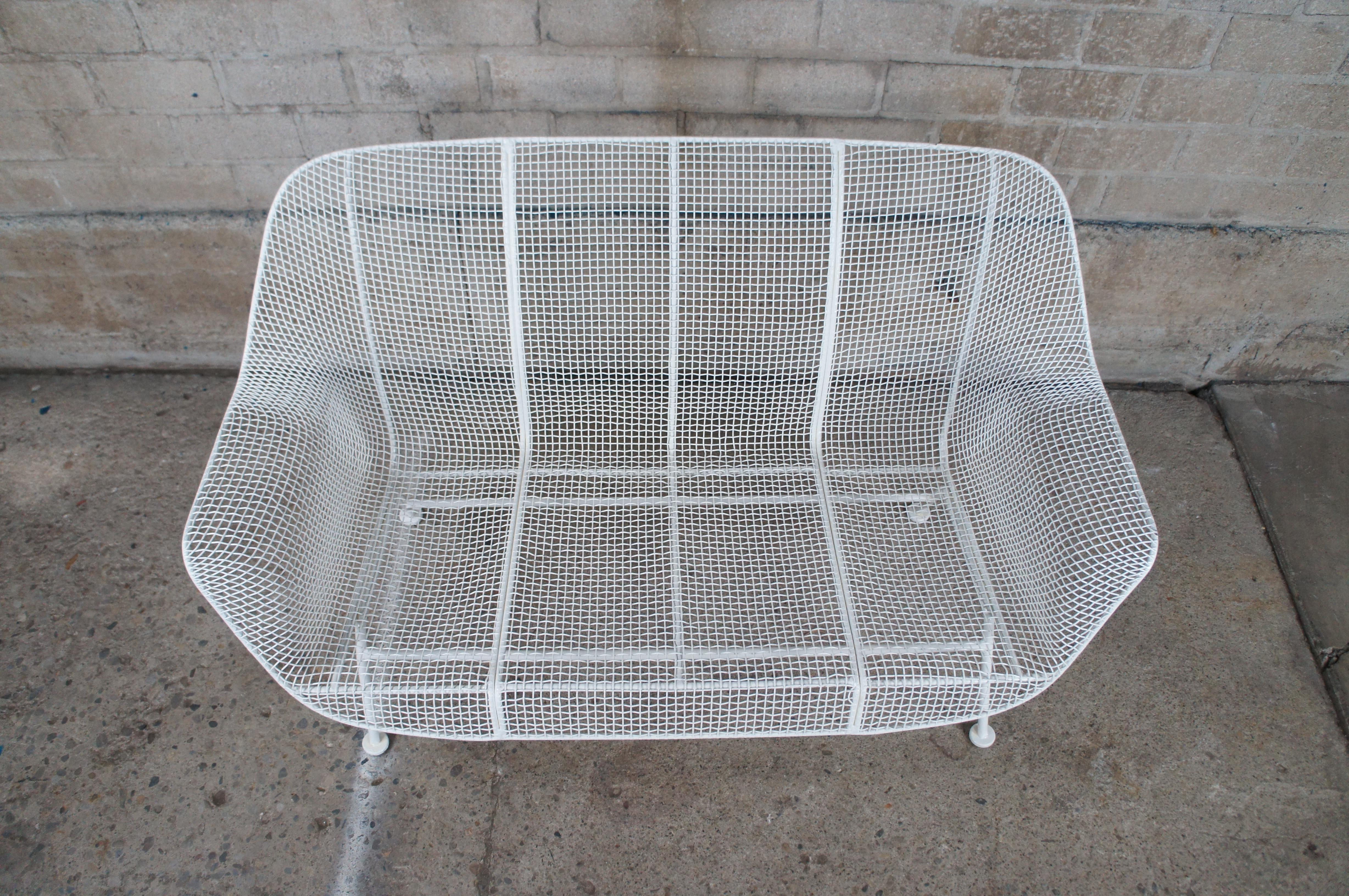 Canapé de patio en maille Sculptura mi-siècle moderne Russell Woodard, 52 po. Bon état - En vente à Dayton, OH