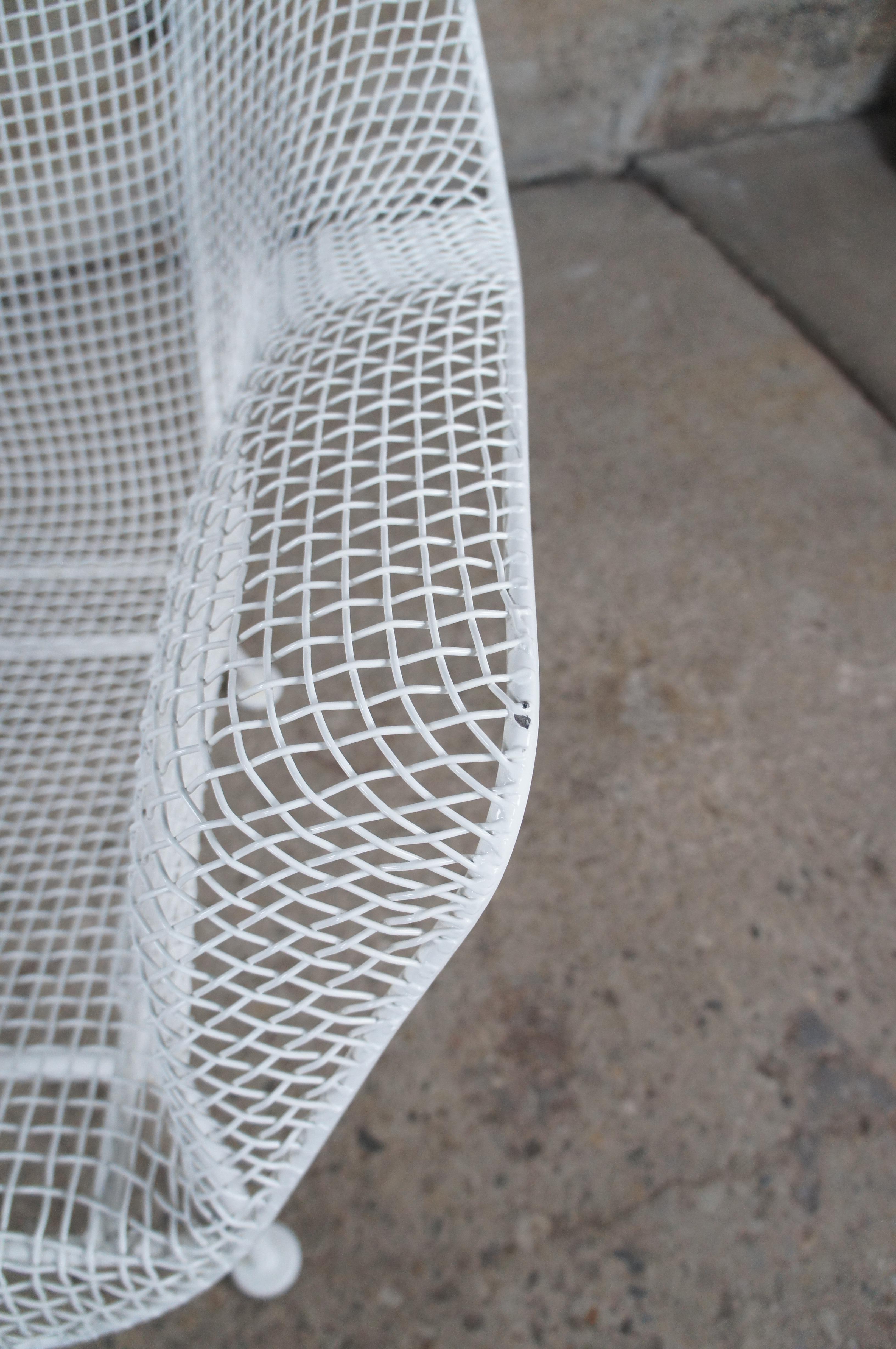 Métal Canapé de patio en maille Sculptura mi-siècle moderne Russell Woodard, 52 po. en vente