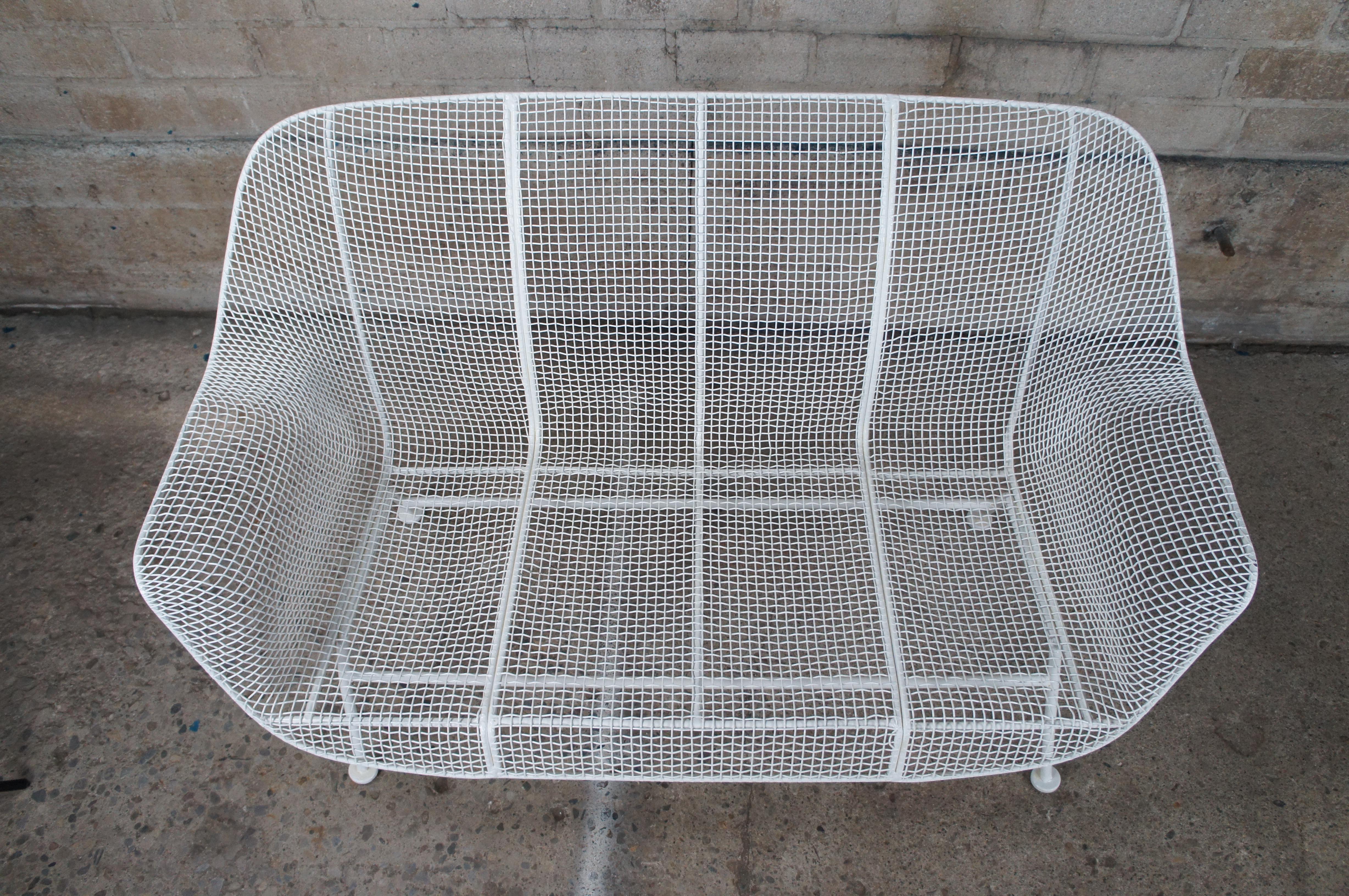 Russell Woodard Mid Century Modern Sculptura Mesh Patio Settee & Rocking Chair In Good Condition For Sale In Dayton, OH