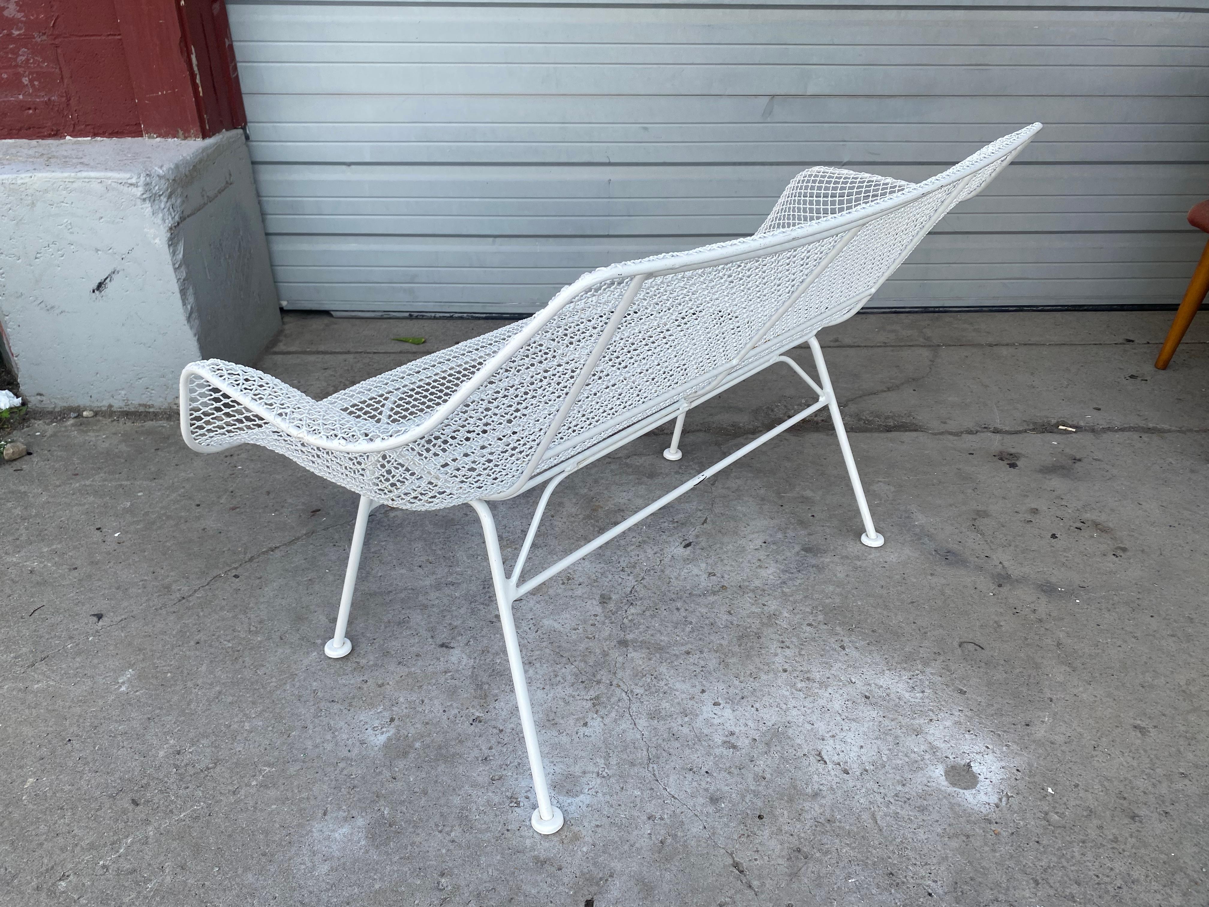 Mid-Century Modern Russell Woodard Sculptura Outdoor Mesh Iron Bench In Good Condition For Sale In Buffalo, NY