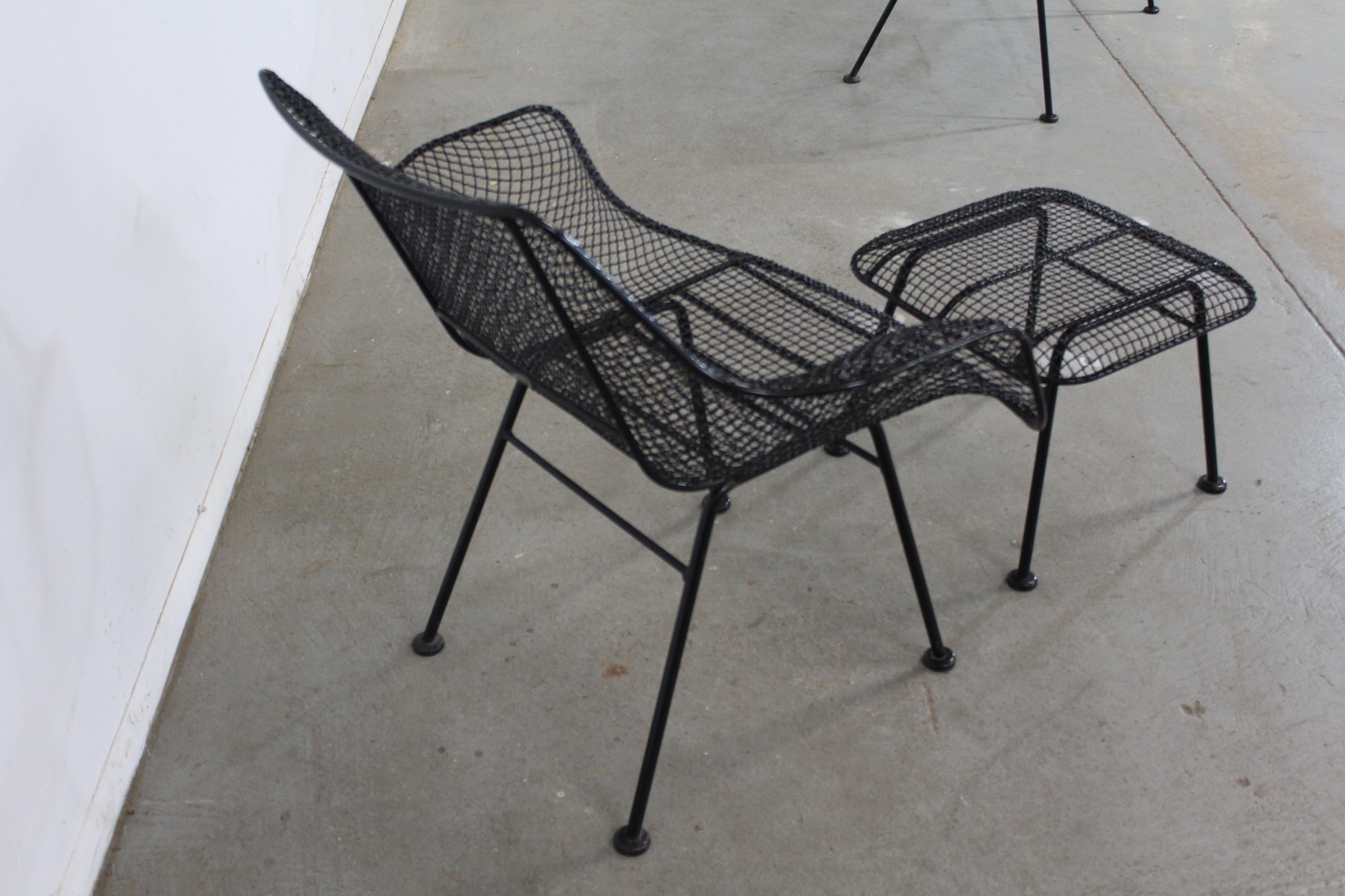 Mid-Century Modern Russell Woodard Sculptura Outdoor Mesh Iron Lounge Chair In Good Condition In Wilmington, DE