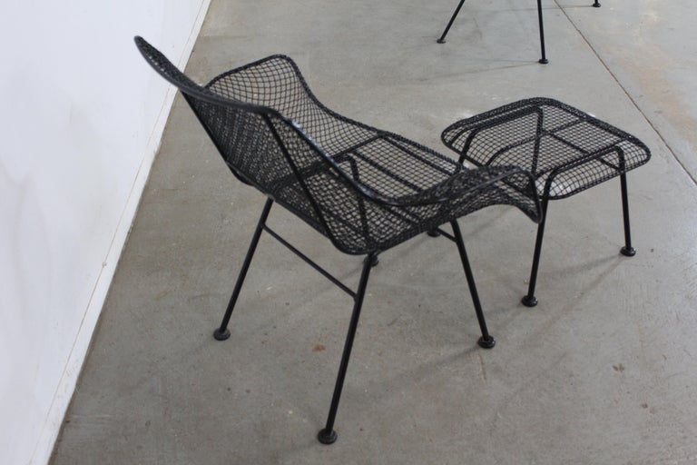 Mid-Century Modern Russell Woodard Sculptura Outdoor Mesh Iron Lounge Chair In Good Condition For Sale In Wilmington, DE