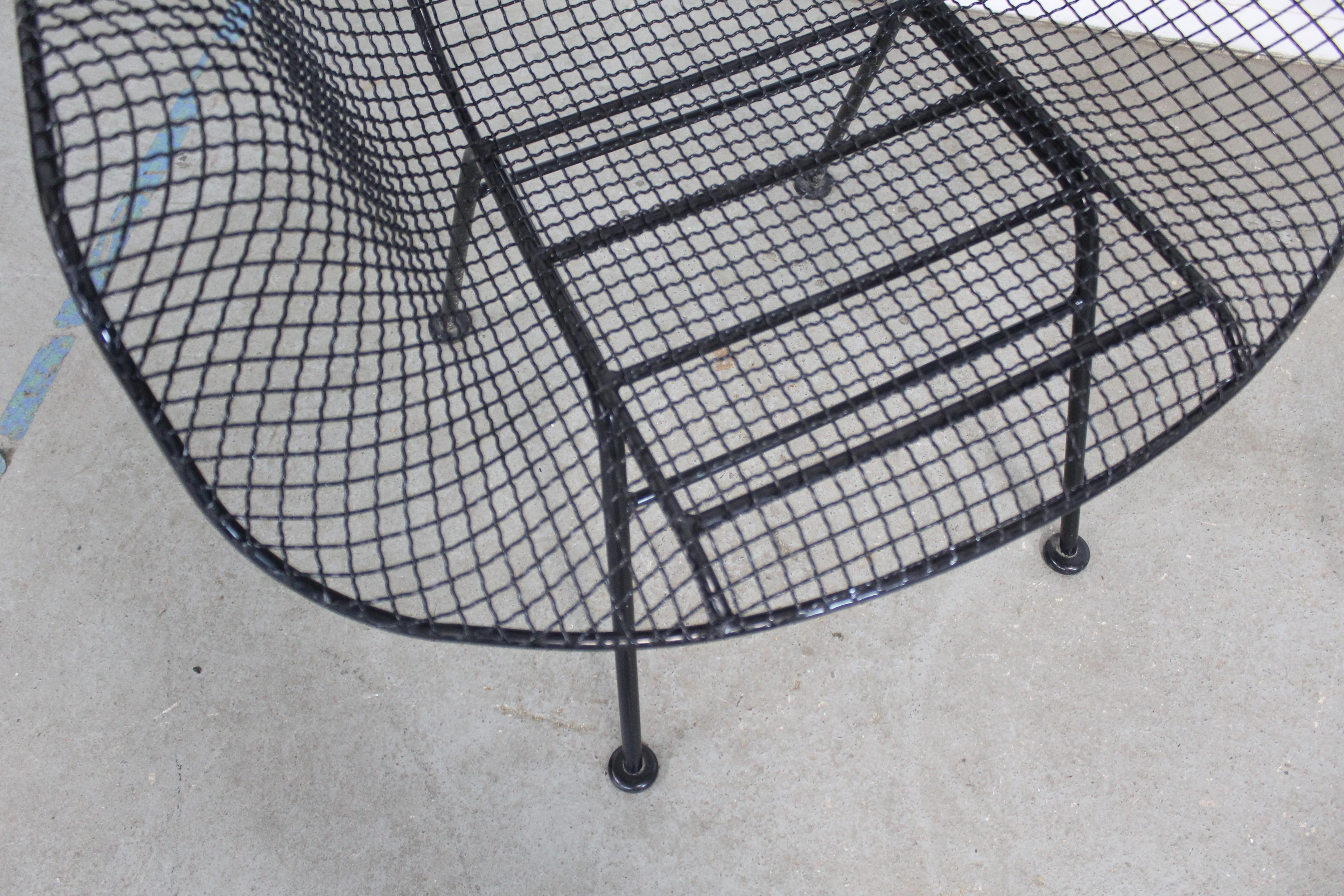 Mid-Century Modern Russell Woodard Sculptura Outdoor Mesh Iron Lounge Chair For Sale 4