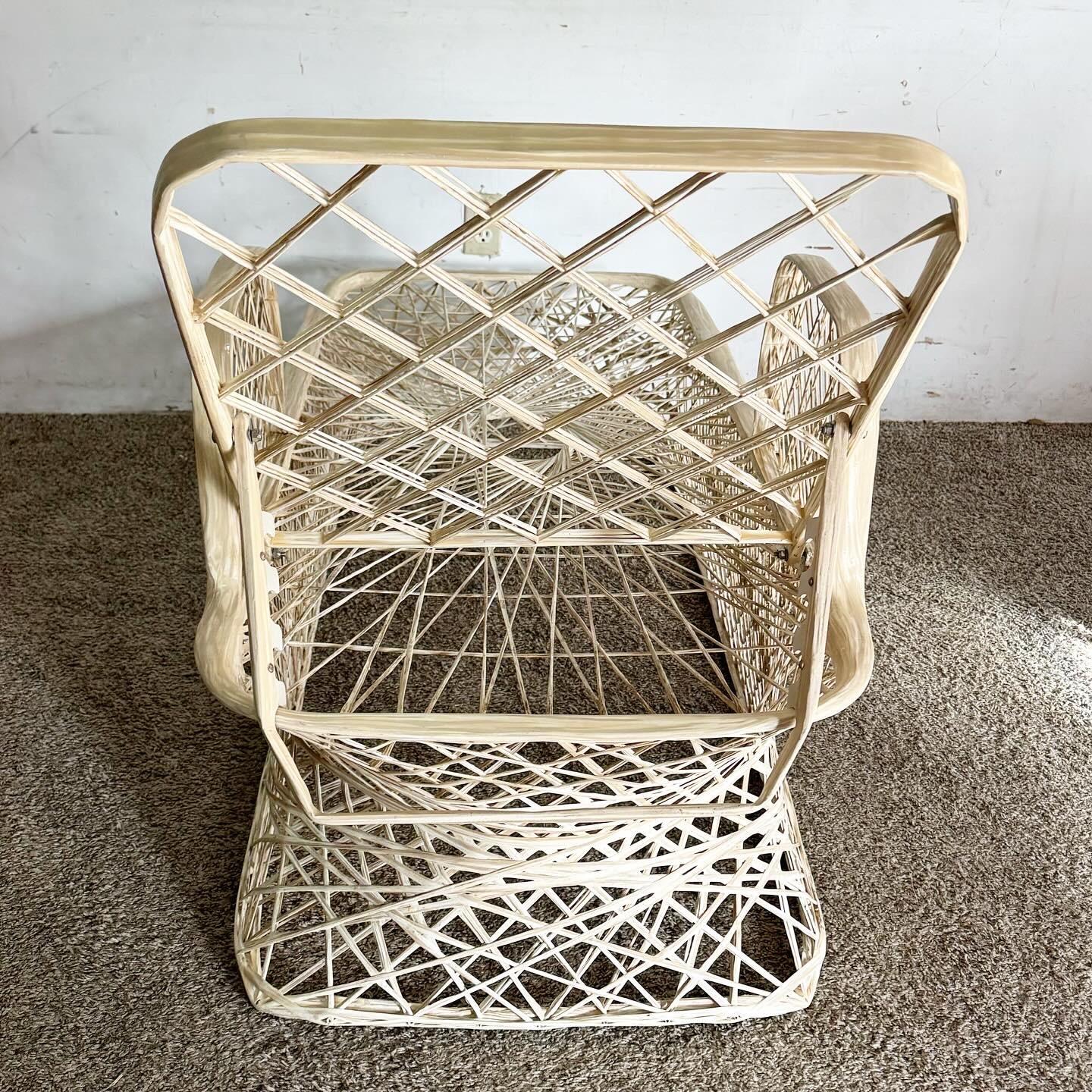 Découvrez l'élégance classique de l'ère du milieu du siècle avec la chaise Russell Woodard en fibre de verre filée. Cette pièce se caractérise par une construction unique, durable et légère en fibre de verre filée, parfaite pour l'extérieur. Ses