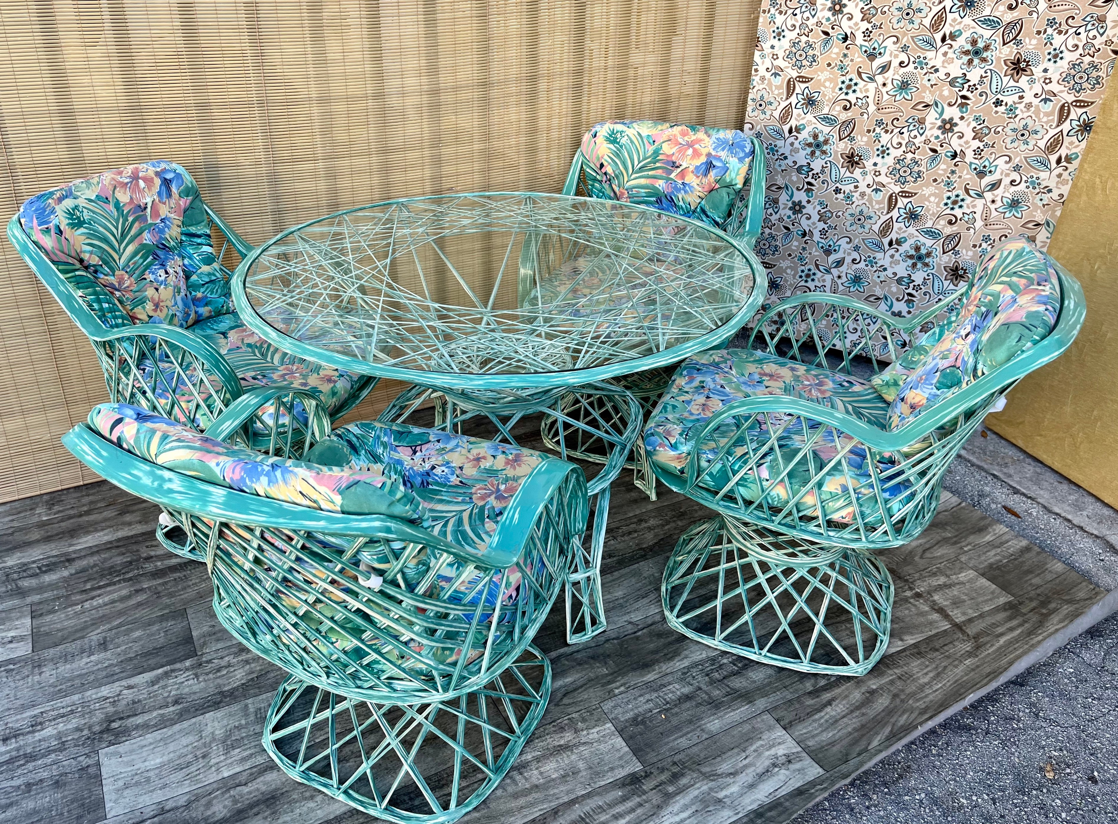 Vintage MId-Century Modern Russell Woodard Spun Fiberglass Outdoor Dining Set Circa 1970s 
This set includes four Spun Fiberglass dining chairs with the original removable cushions and a round Dining Table with a Glass top. 
Made from spun