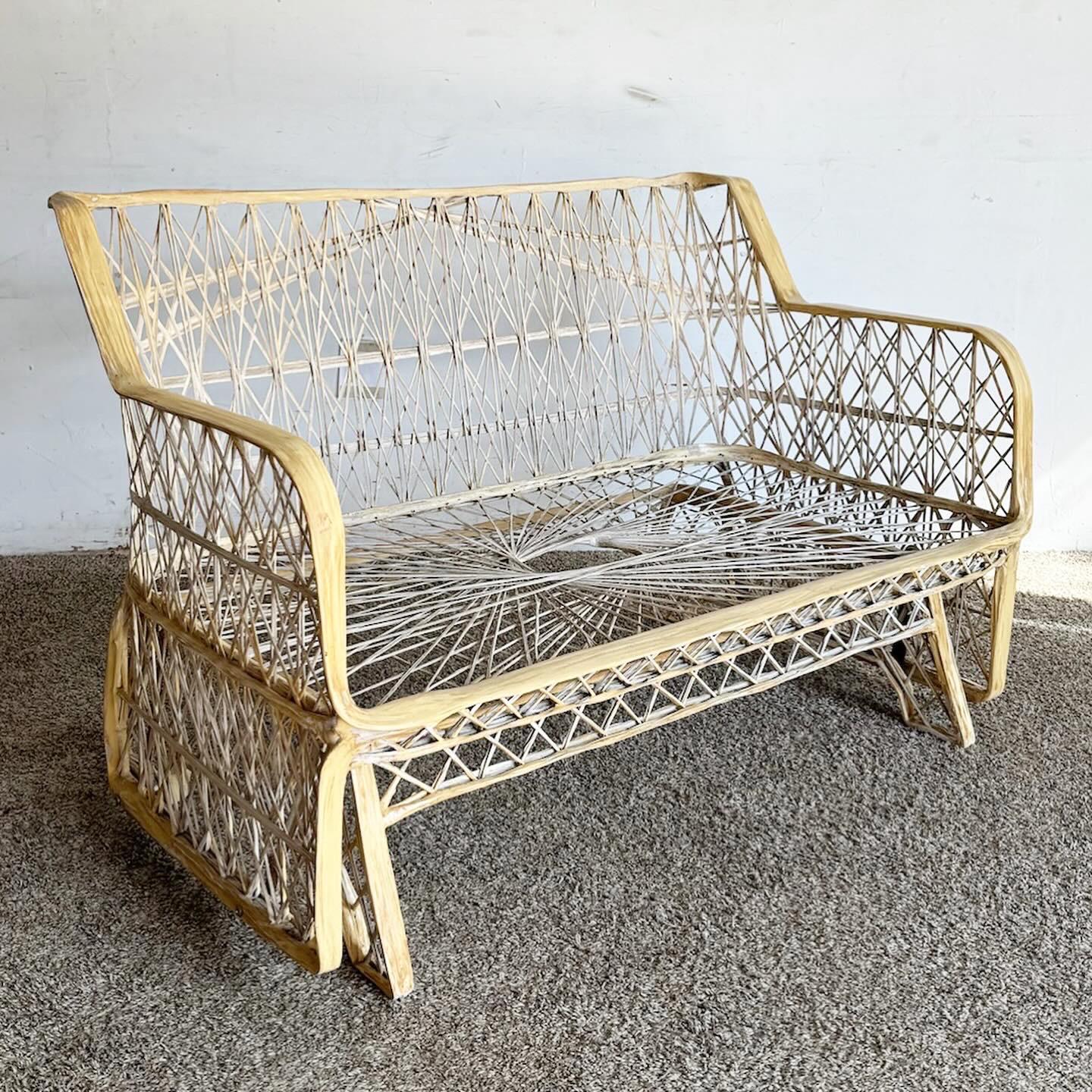 Le fauteuil à bascule Russell Woodard en fibre de verre filée, de style moderne du milieu du siècle, est un mélange de flair artistique et de confort. Son motif en fibre de verre en forme de toile offre une intrigue visuelle et une grande