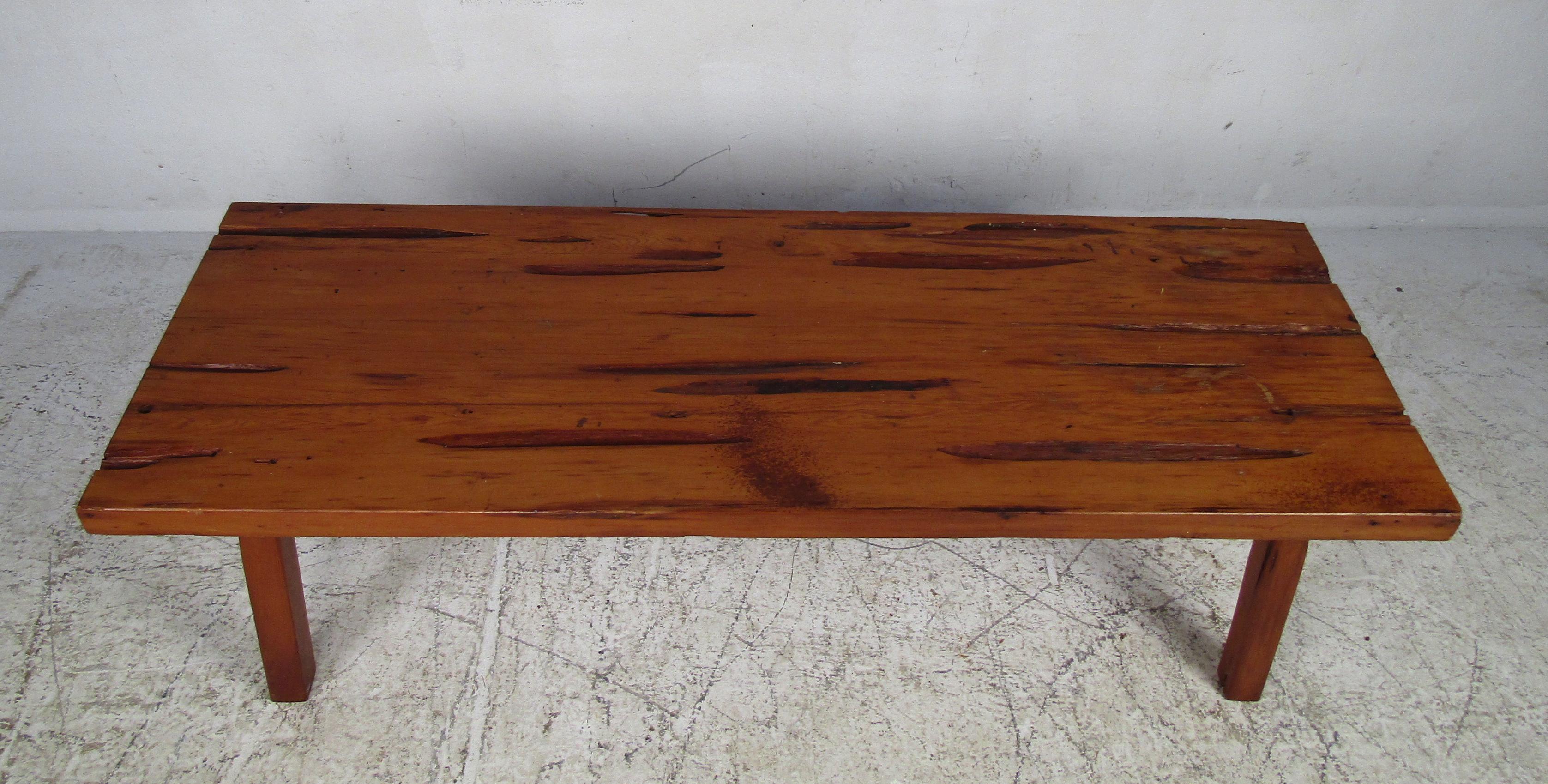 Mid-Century Modern Table basse rustique à bord vif The Moderns en vente