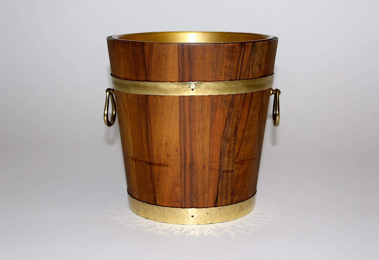 Enfriador de vino Mid Century Modern Rústico Vintage Enfriador de champán de nogal, latón martillado y metal dorado.
Un gran enfriador de champán en color marrón y dorado de nogal y latón con una incrustación extraíble de metal dorado.
Este