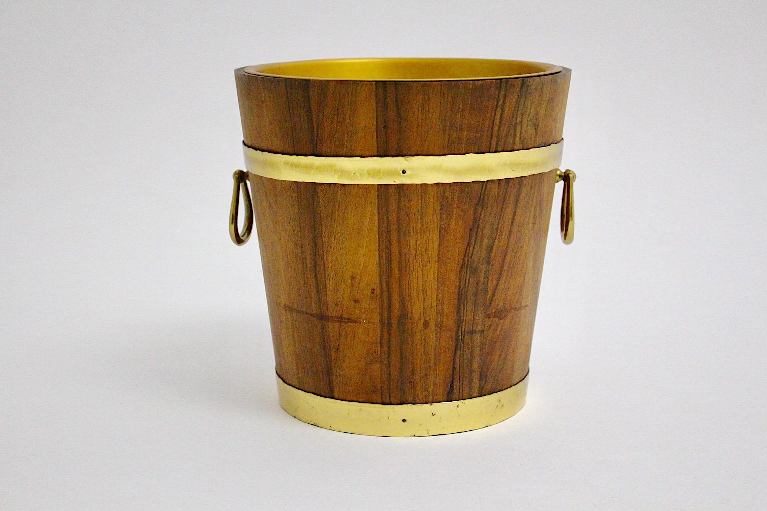 Mid Century Modern Rústico Vintage Marrón Nogal Latón Champán Enfriador de Vino 1970s Moderno de mediados de siglo en venta