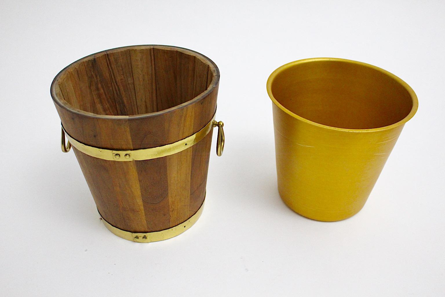 Mid Century Modern Rústico Vintage Marrón Nogal Latón Champán Enfriador de Vino 1970s en Bueno estado para la venta en Vienna, AT