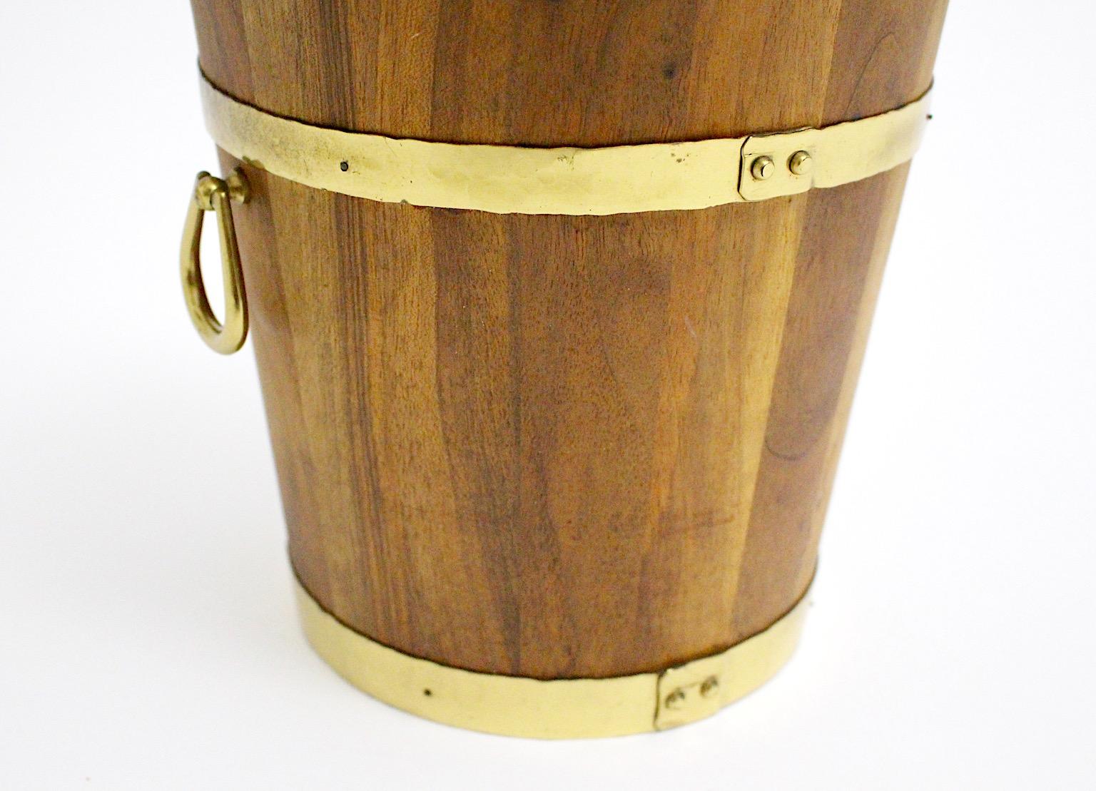 Mid Century Modern Rústico Vintage Marrón Nogal Latón Champán Enfriador de Vino 1970s en venta 1