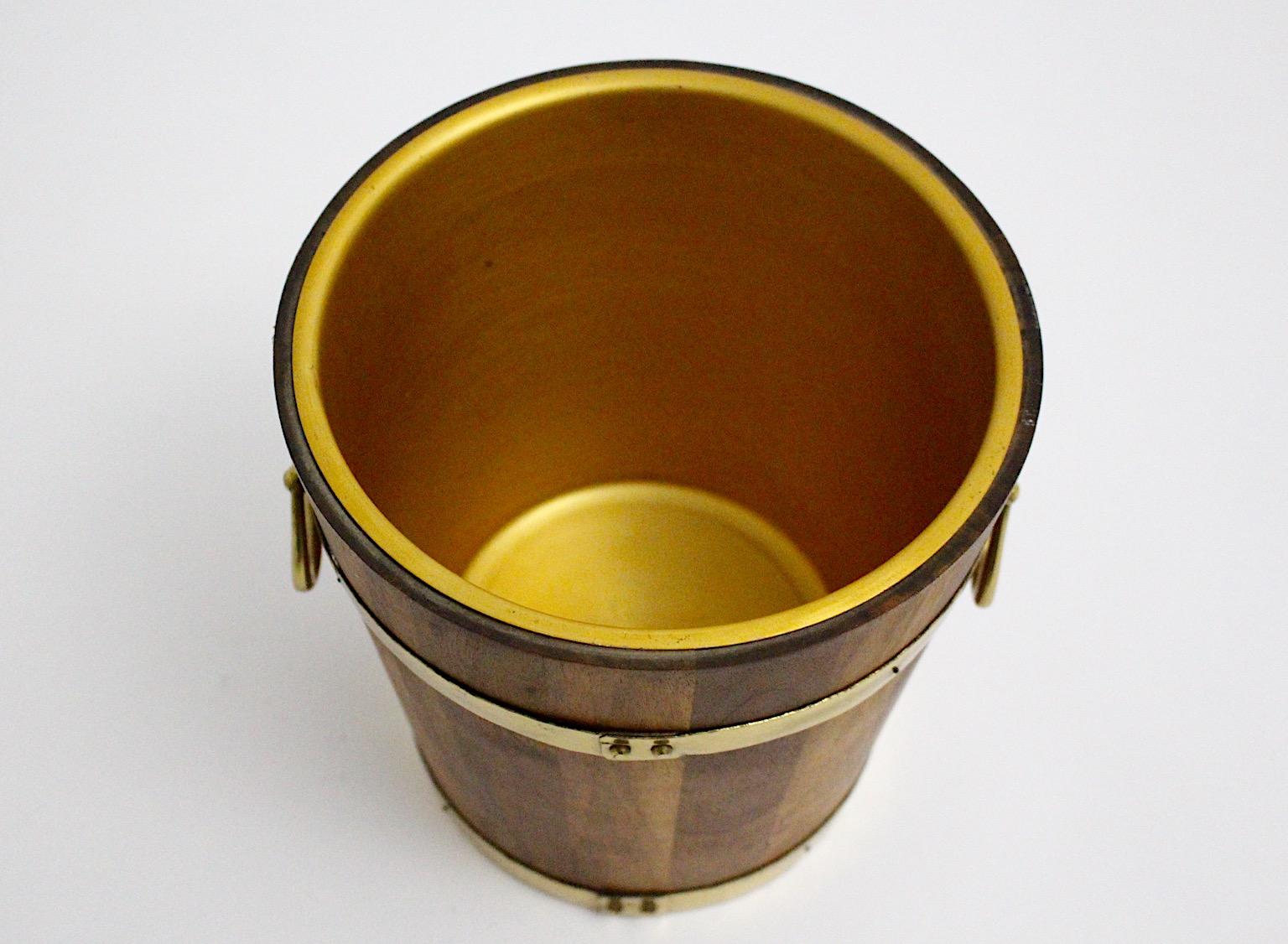 Mid Century Modern Rústico Vintage Marrón Nogal Latón Champán Enfriador de Vino 1970s en venta 3