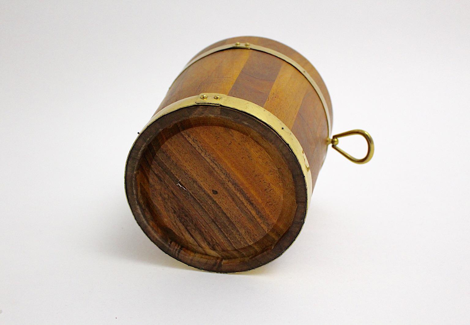 Mid Century Modern Rústico Vintage Marrón Nogal Latón Champán Enfriador de Vino 1970s en venta 4