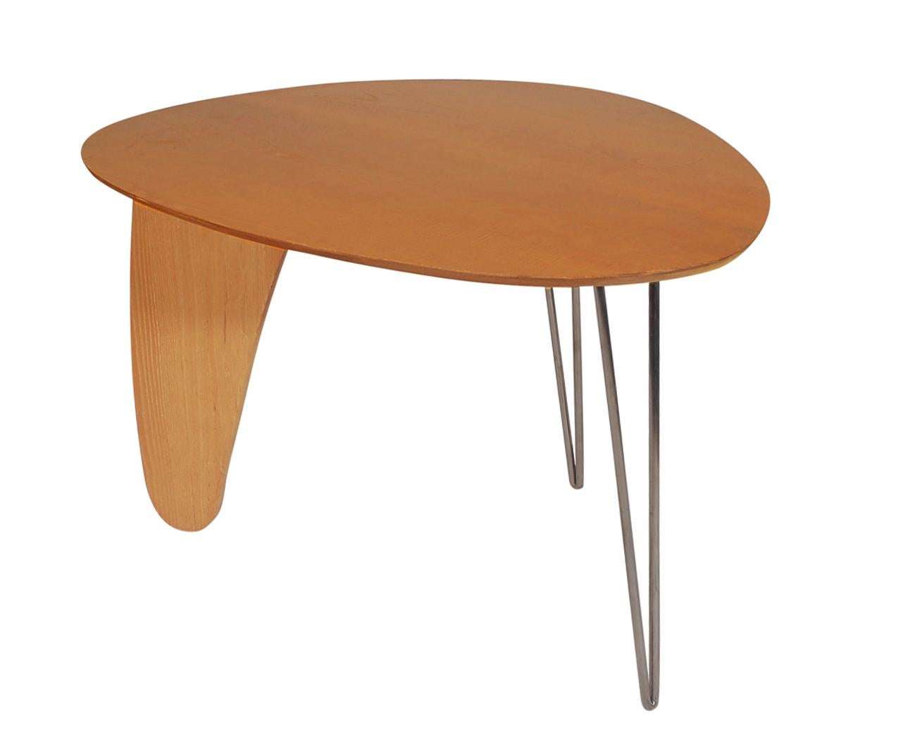 Un tavolo da pranzo Rutter dal design splendido realizzato da Isamu Noguchi per Herman Miller. Presenta una struttura in compensato di betulla fiammato con gambe a forcina in acciaio. Nel complesso tutto in ottime condizioni.