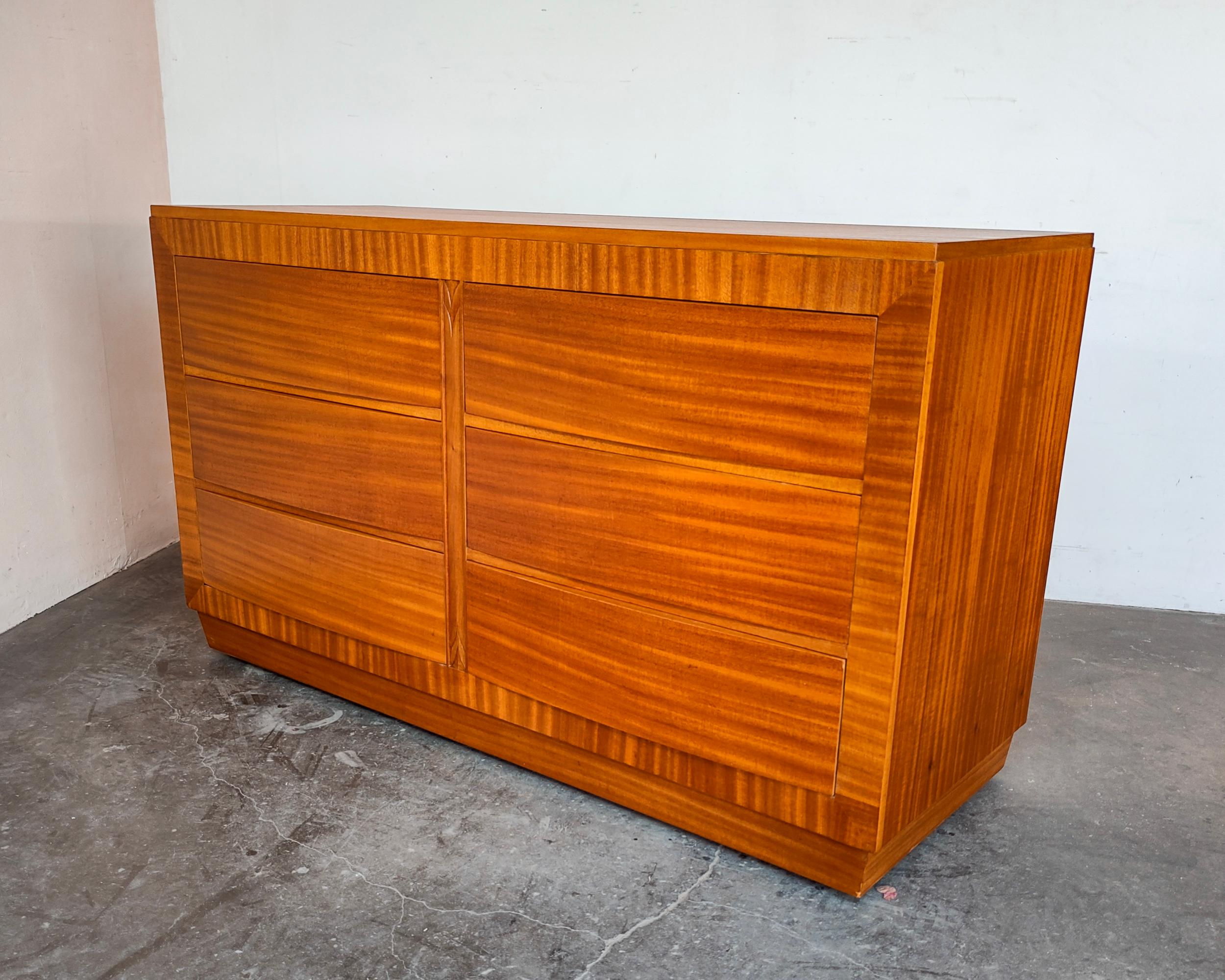 Gorgeous 1950-60s Rway dresser. Fully refinished to showcase beautiful mahogany wood grain. Six drawers with curved design, recessed finger pulls and dovetail joinery. Excellent craftsmanship, solid wood construction. Overall excellent condition,