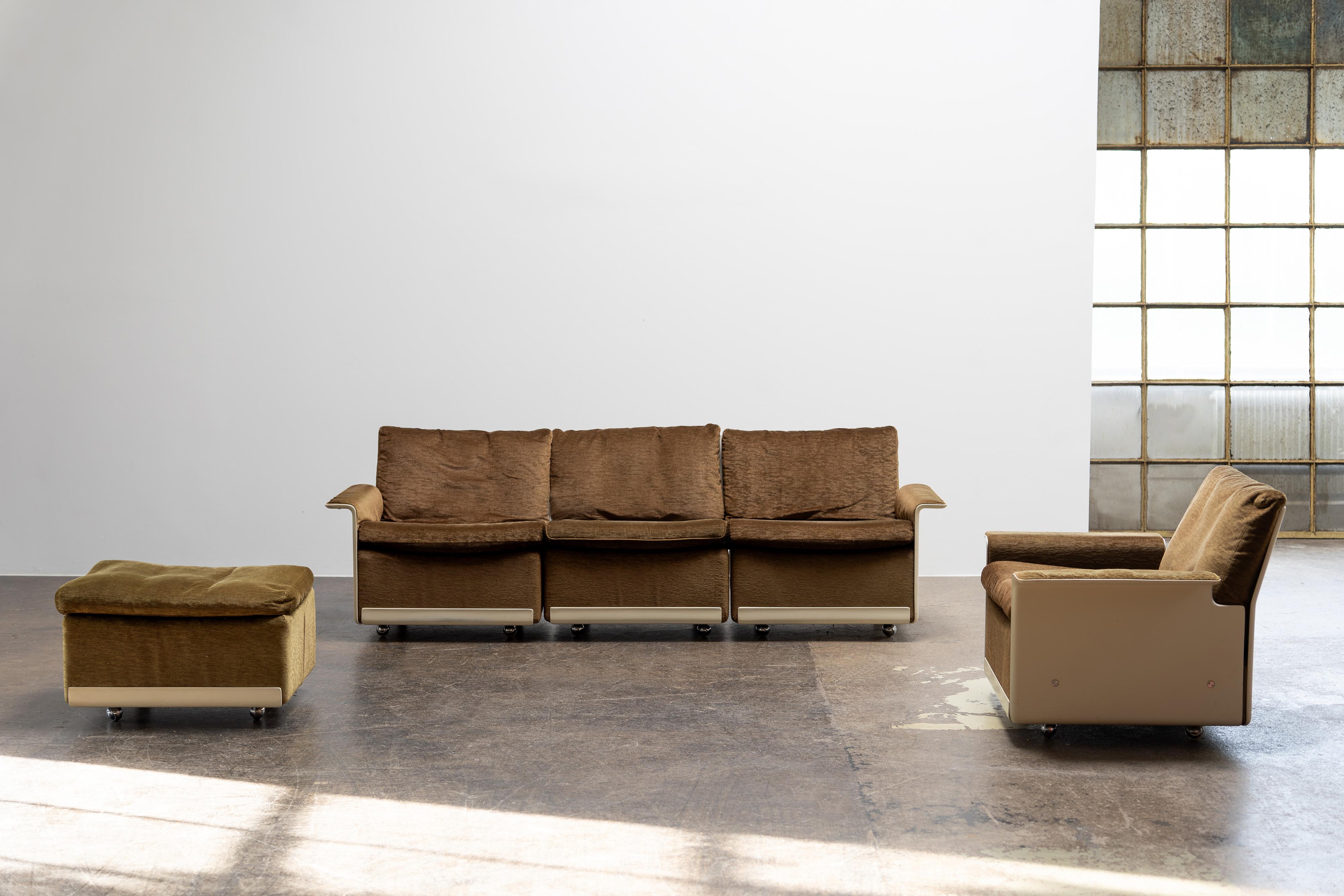 

La vente porte sur un ensemble de sièges composé d'un canapé trois places, d'une chaise longue et d'un rare tabouret, conçu par Dieter Rams en 1962 et produit par Vitsœ. Faisant partie de la collection de sièges modulaires 620, cet ensemble offre