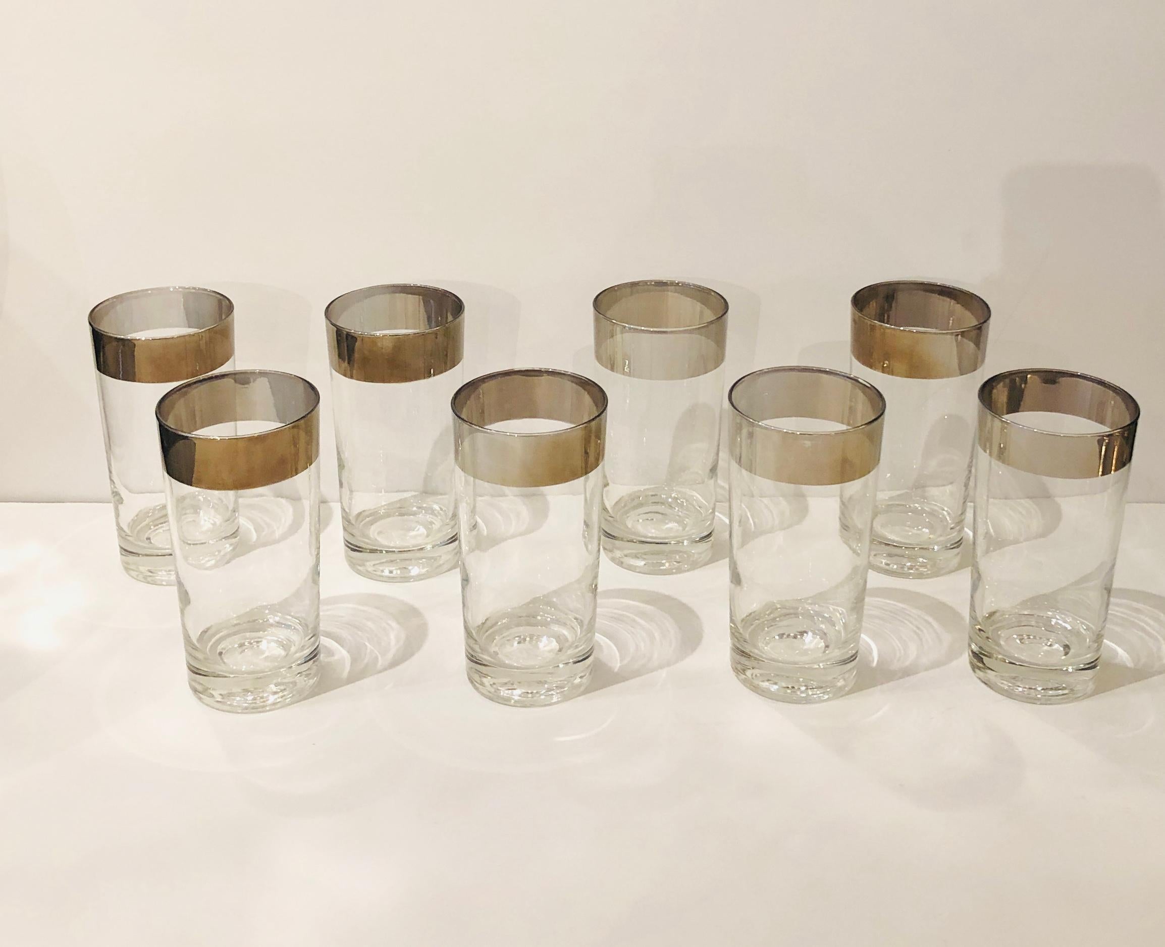 Offered are a set of 8 Mid-Century Modern Dorothy Thorpe clear with silver overlay band 