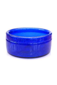 Mid-century modern signed art glass bowl in a bright blue. Erik Höglund Boda.