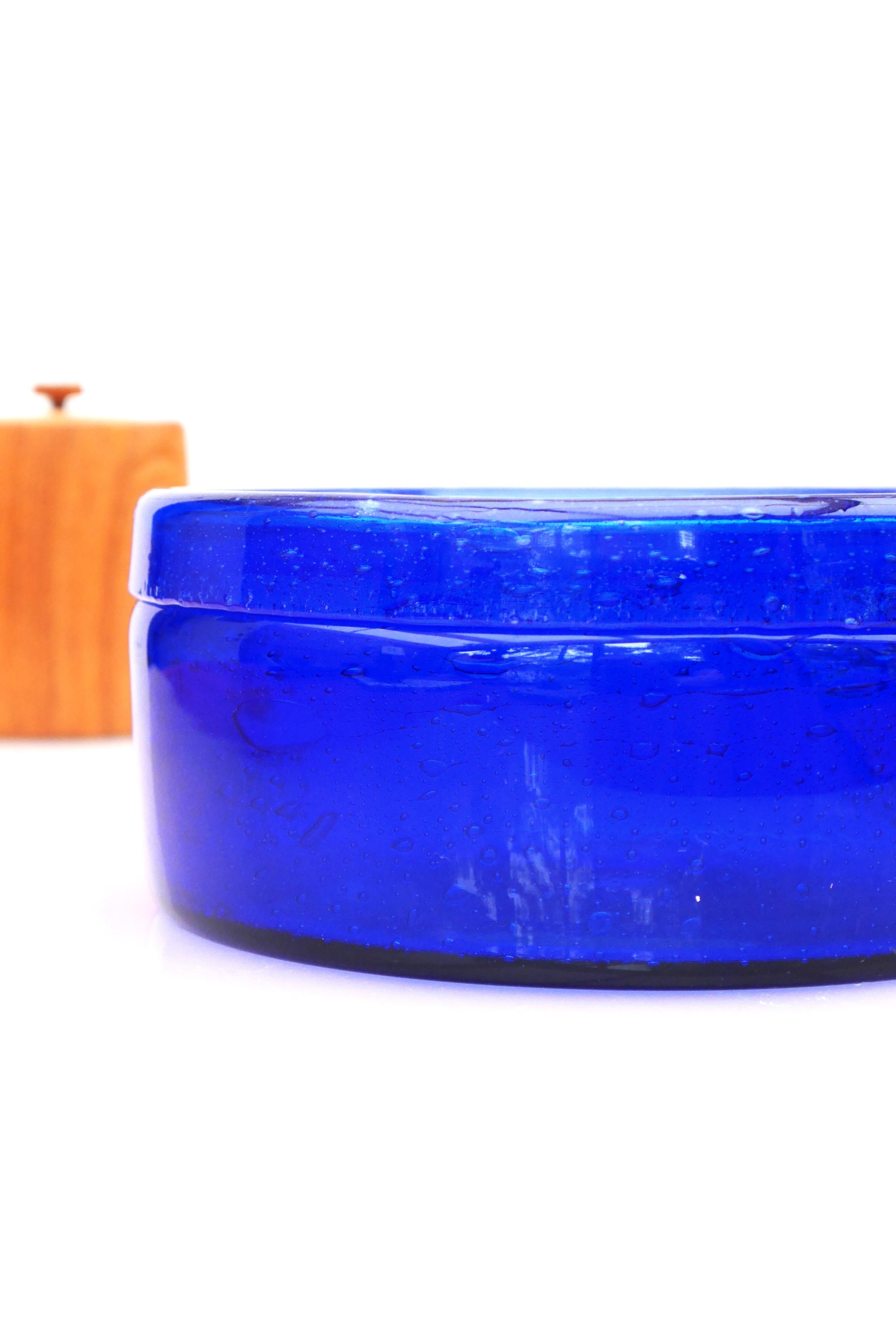 Mid-century modern signed art glass bowl in a bright blue. Erik Höglund Boda. In Good Condition For Sale In Skarpnäck, SE