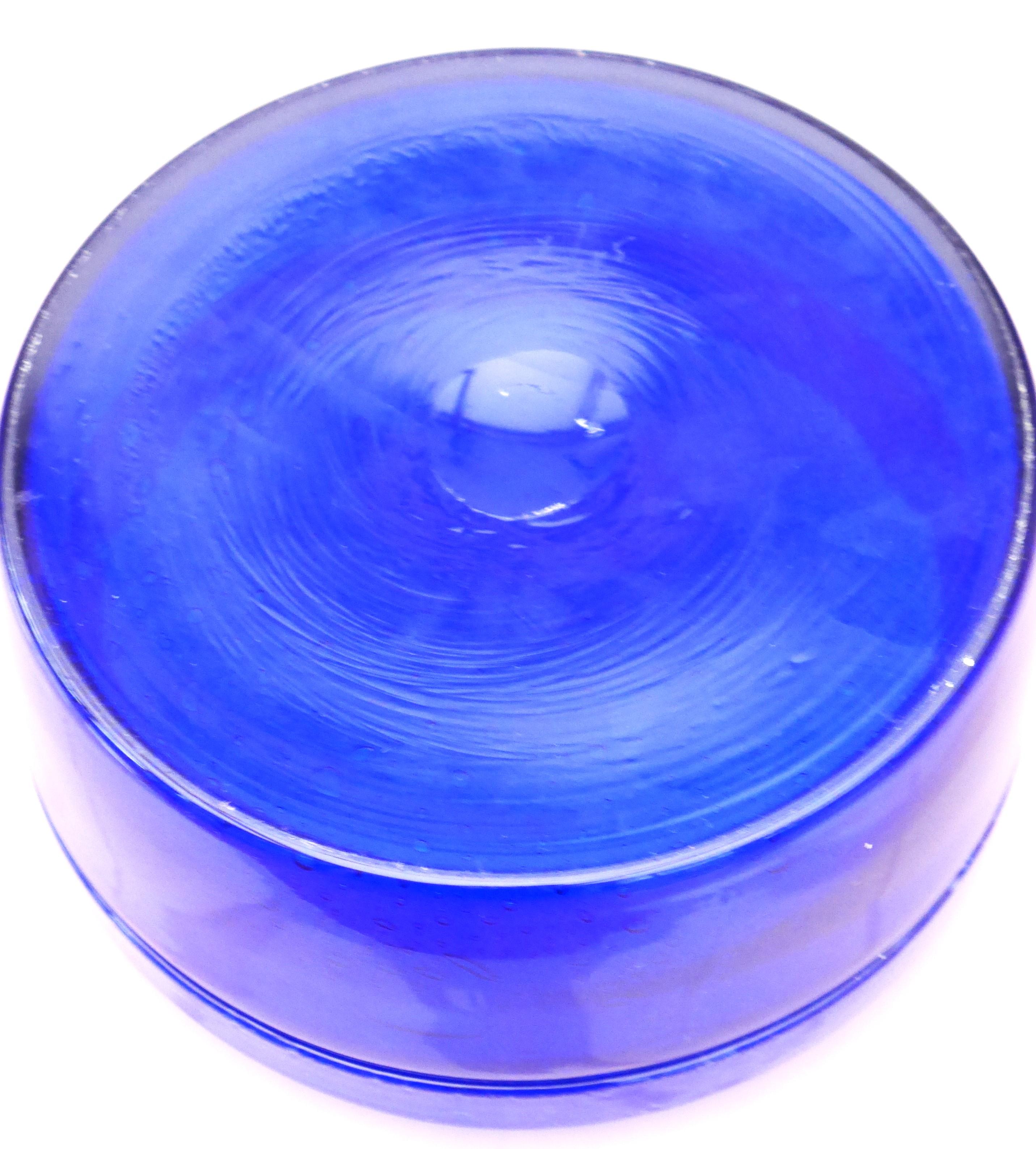 Late 20th Century Mid-century modern signed art glass bowl in a bright blue. Erik Höglund Boda. For Sale