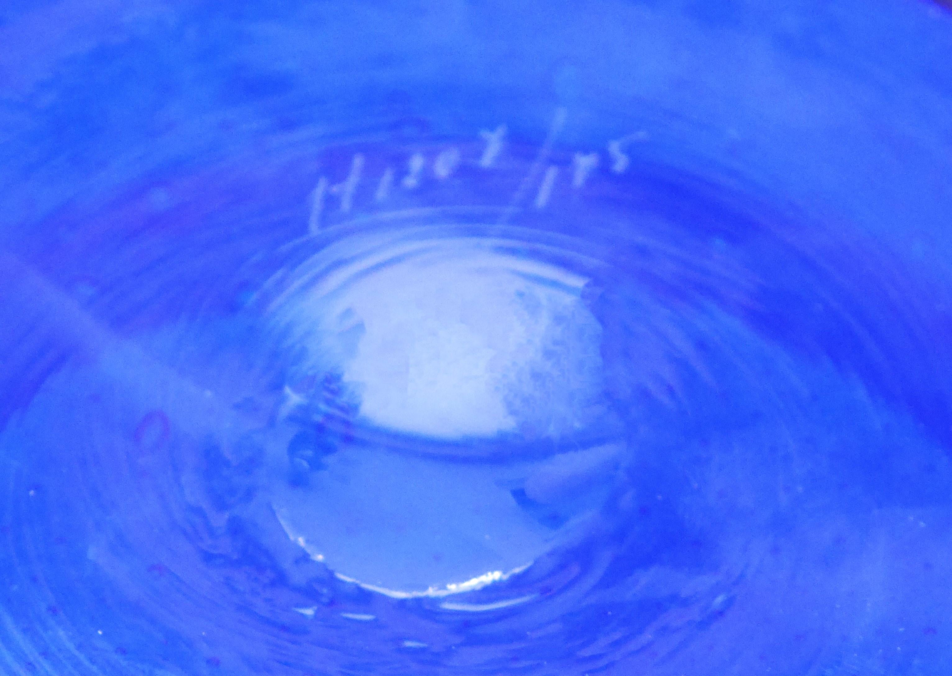 Mid-century modern signed art glass bowl in a bright blue. Erik Höglund Boda. For Sale 1