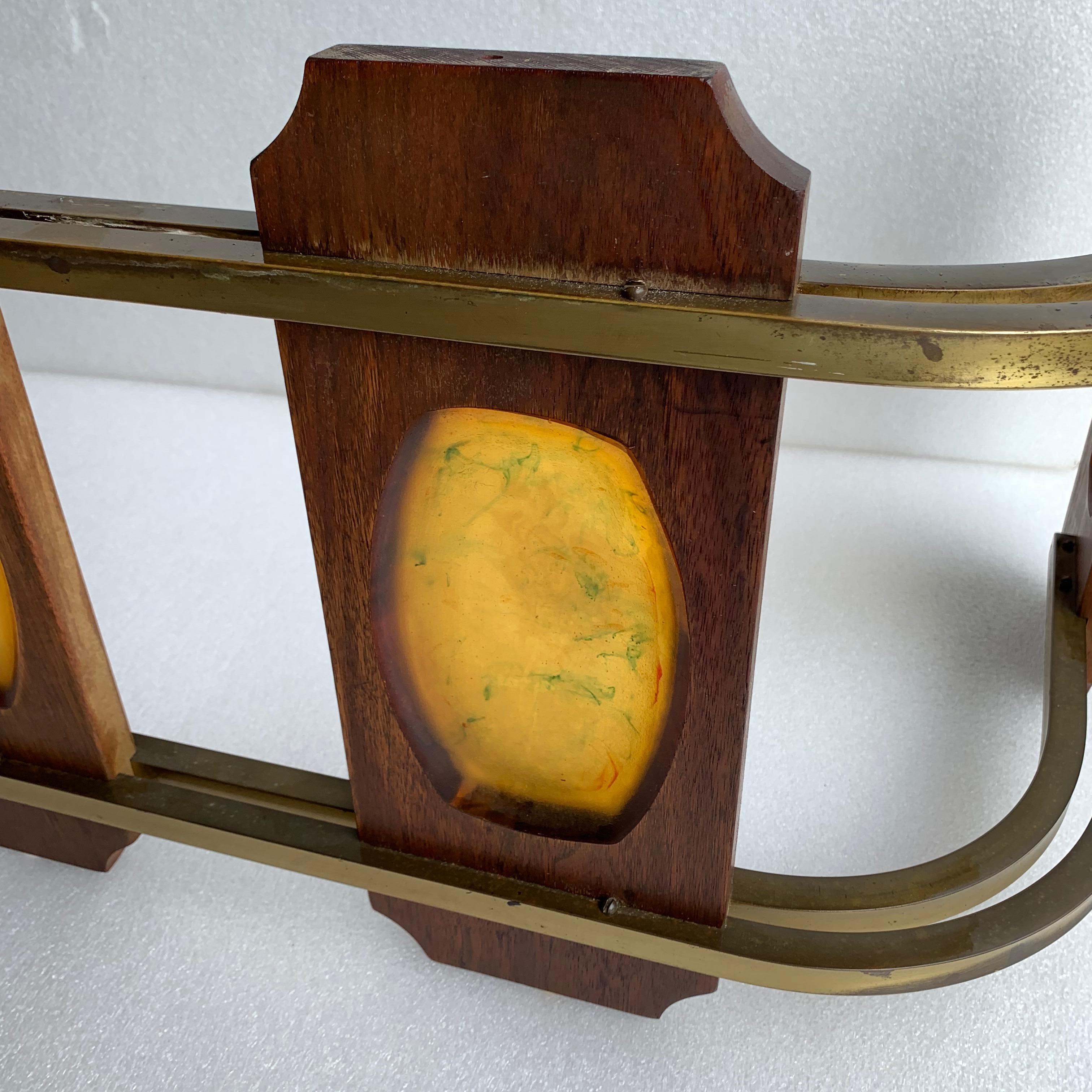 Table de cocktail en forme de S en bois et acrylique ambré, mi-siècle moderne en vente 2