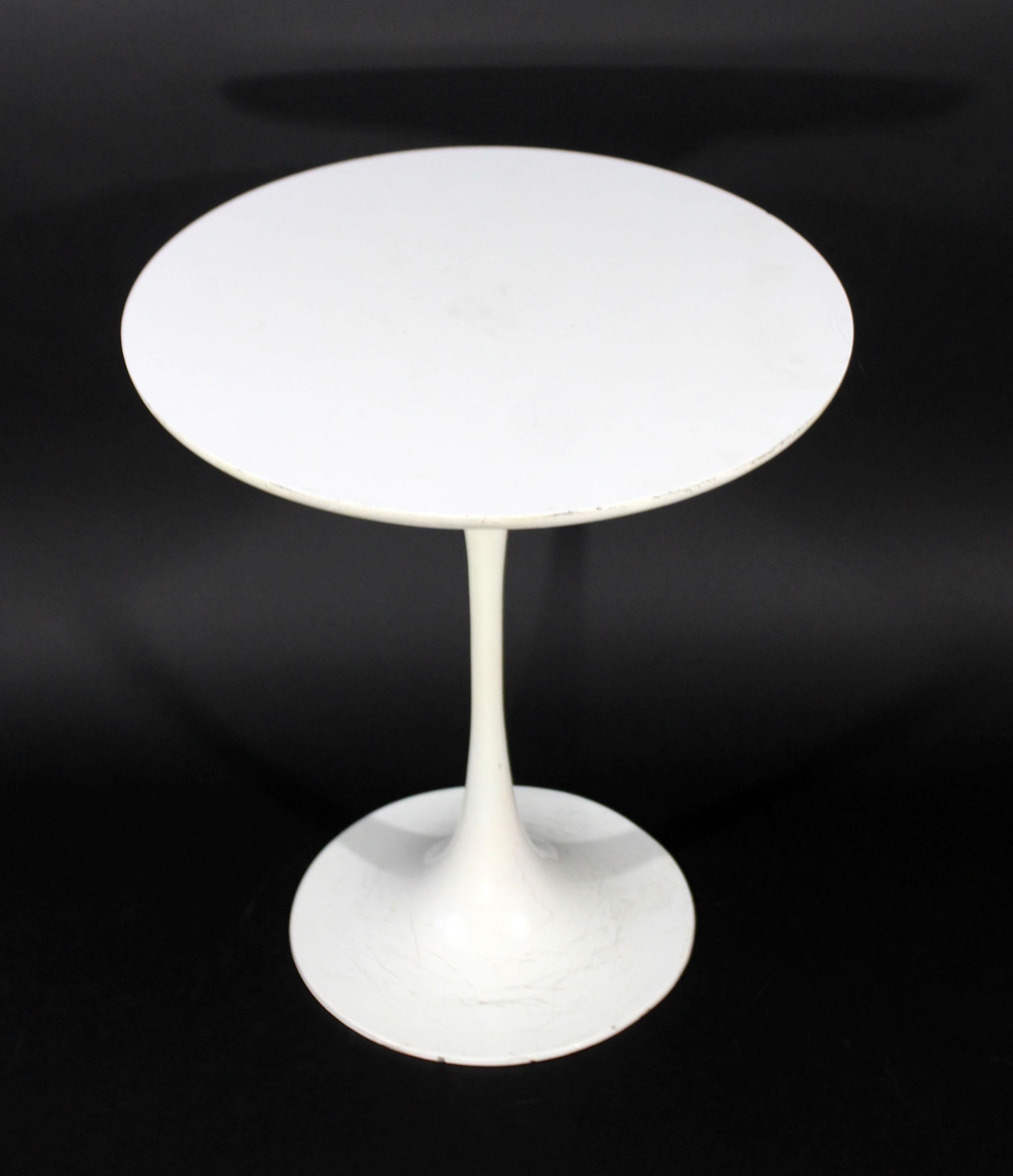 For your consideration is a wonderful, Eero Saarinen for Knoll, white, tulip shaped, side or end table, circa the 1960s. In good vintage condition. The dimensions are 17.5