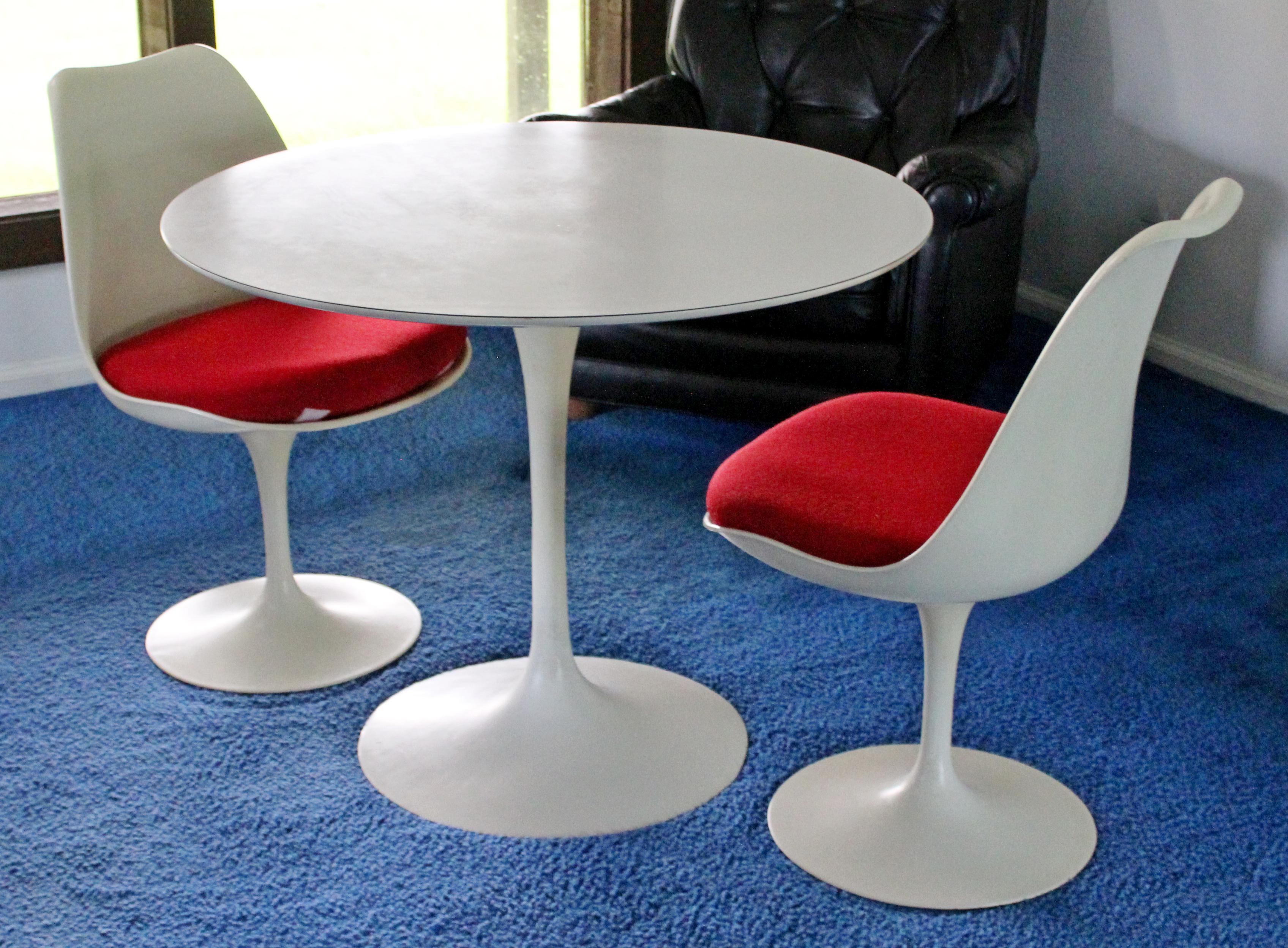 For your consideration is a fantastic, original, Tulip dinette set, including table and pair of chairs, by Eero Saarinen for Knoll, circa the 1960s. In very good vintage condition. The dimensions of the table are 36