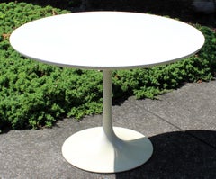 Table de dînette ronde en tulipe blanche:: style Saarinen:: années 1960