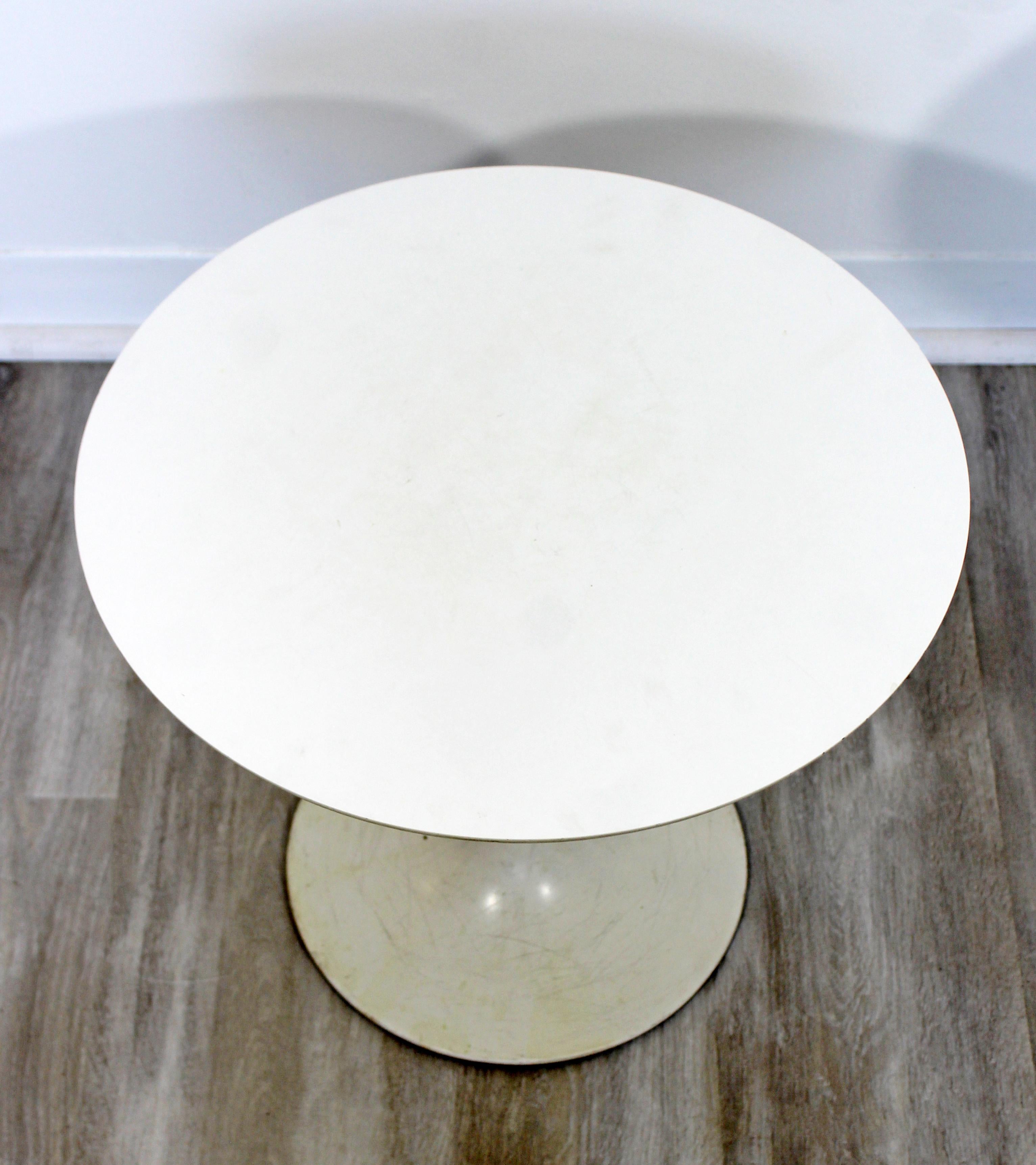 For your consideration is a Saarinen Knoll style, round, tulip shaped side or end table, circa 1960s. In very good vintage condition. The dimensions are 17.75