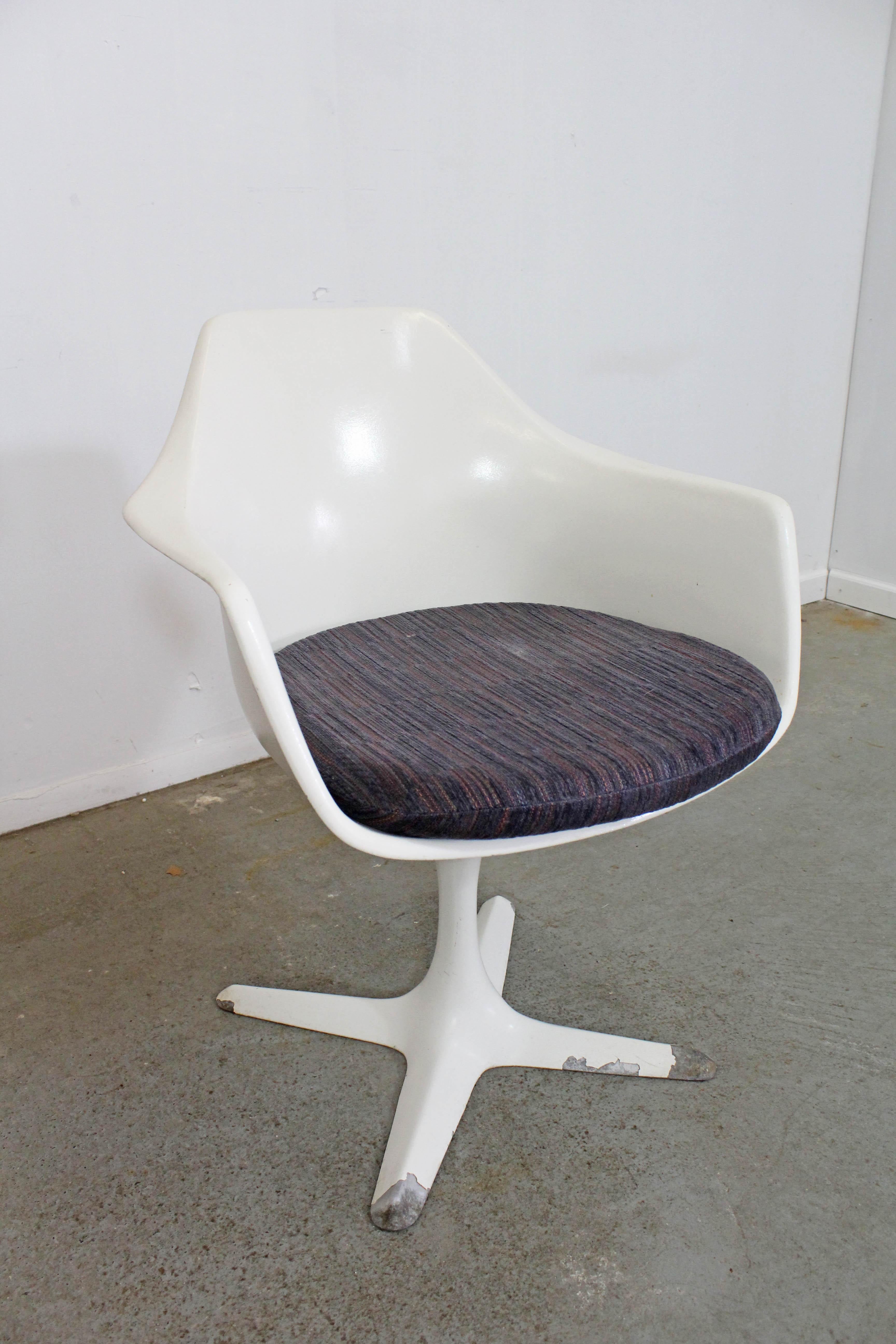 Offered is a white tulip swivel armchair similar to the style of Eero Saarinen. Includes one white enamel armchairs with removable cushion. It is in decent condition, showing age wear (paint chipping in some areas, surface scratches, tear in